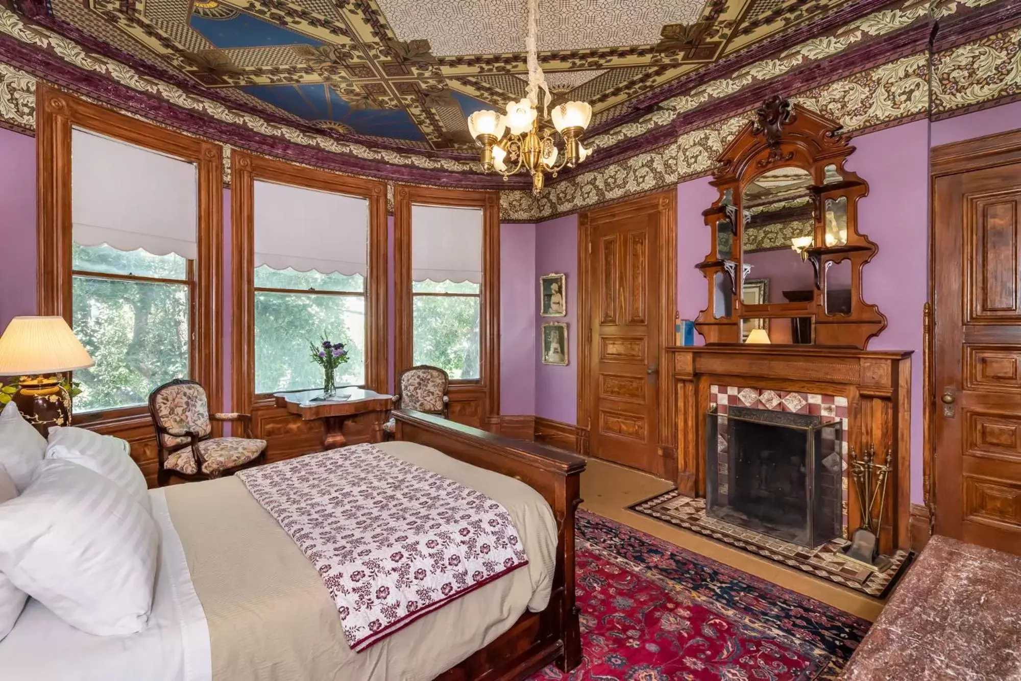 Photo of the whole room in Chateau Tivoli Bed and Breakfast