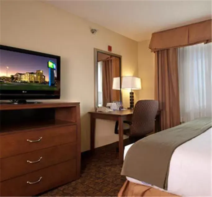 Deluxe King Suite with Spa Bath in Holiday Inn Express - Canyon, an IHG Hotel