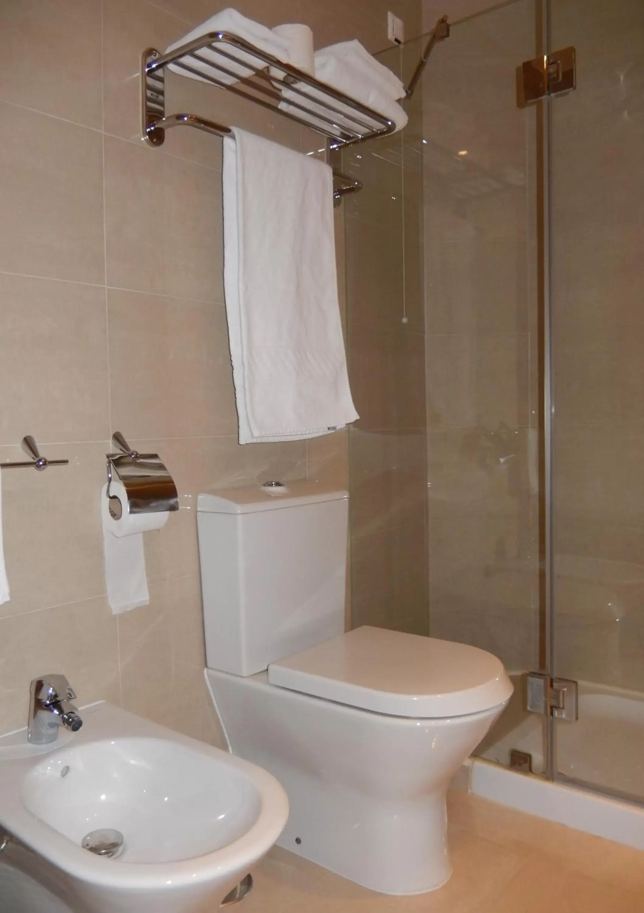 Shower, Bathroom in Hotel Aleluia