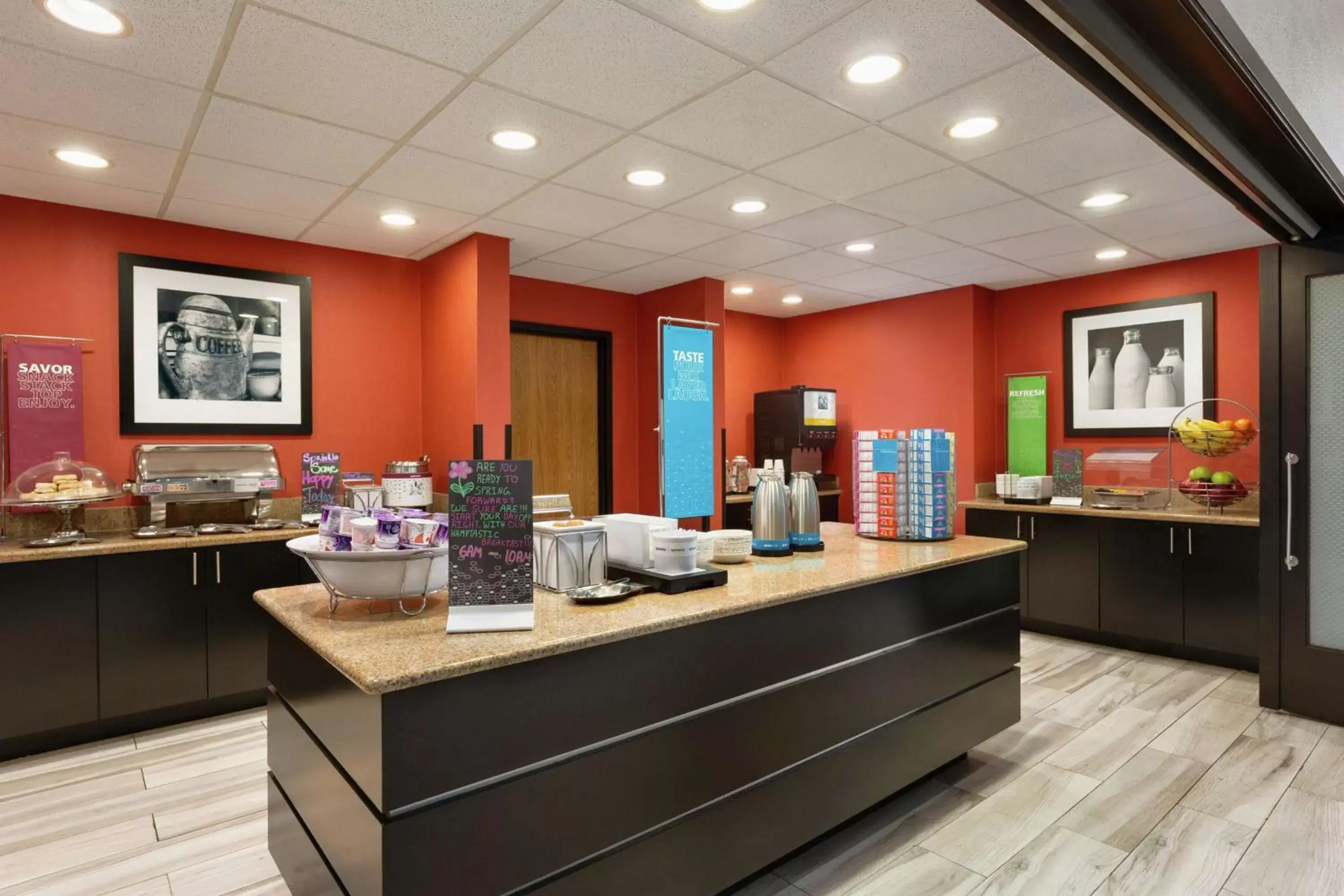 Dining area in Hampton Inn and Suites Houston Clear Lake NASA