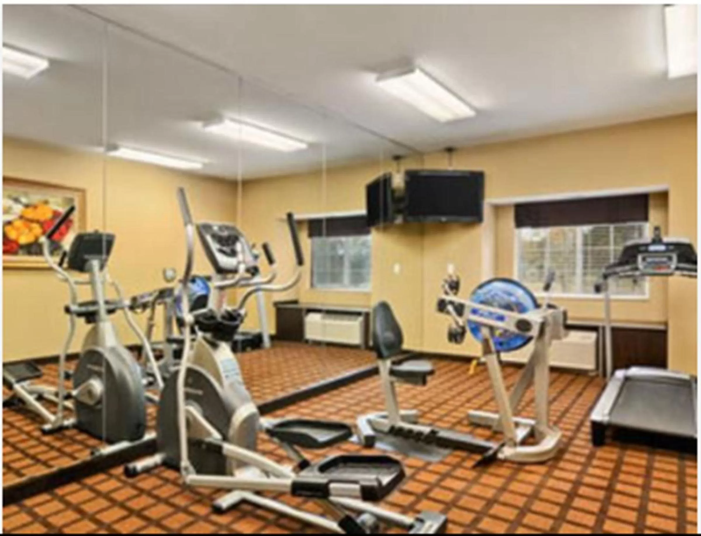Fitness centre/facilities in Microtel Inn & Suites by Wyndham Ozark