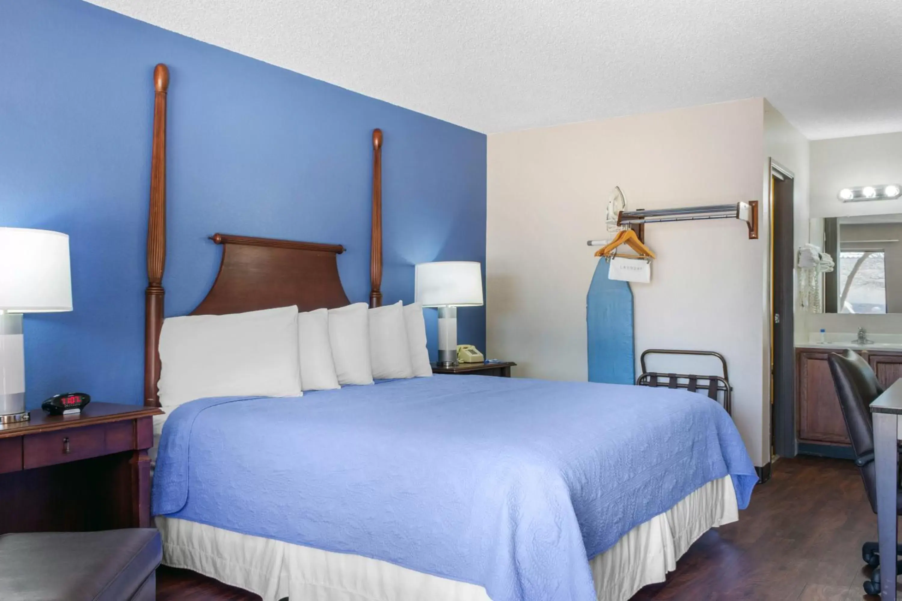 Bedroom, Bed in Rodeway Inn near Ft Huachuca