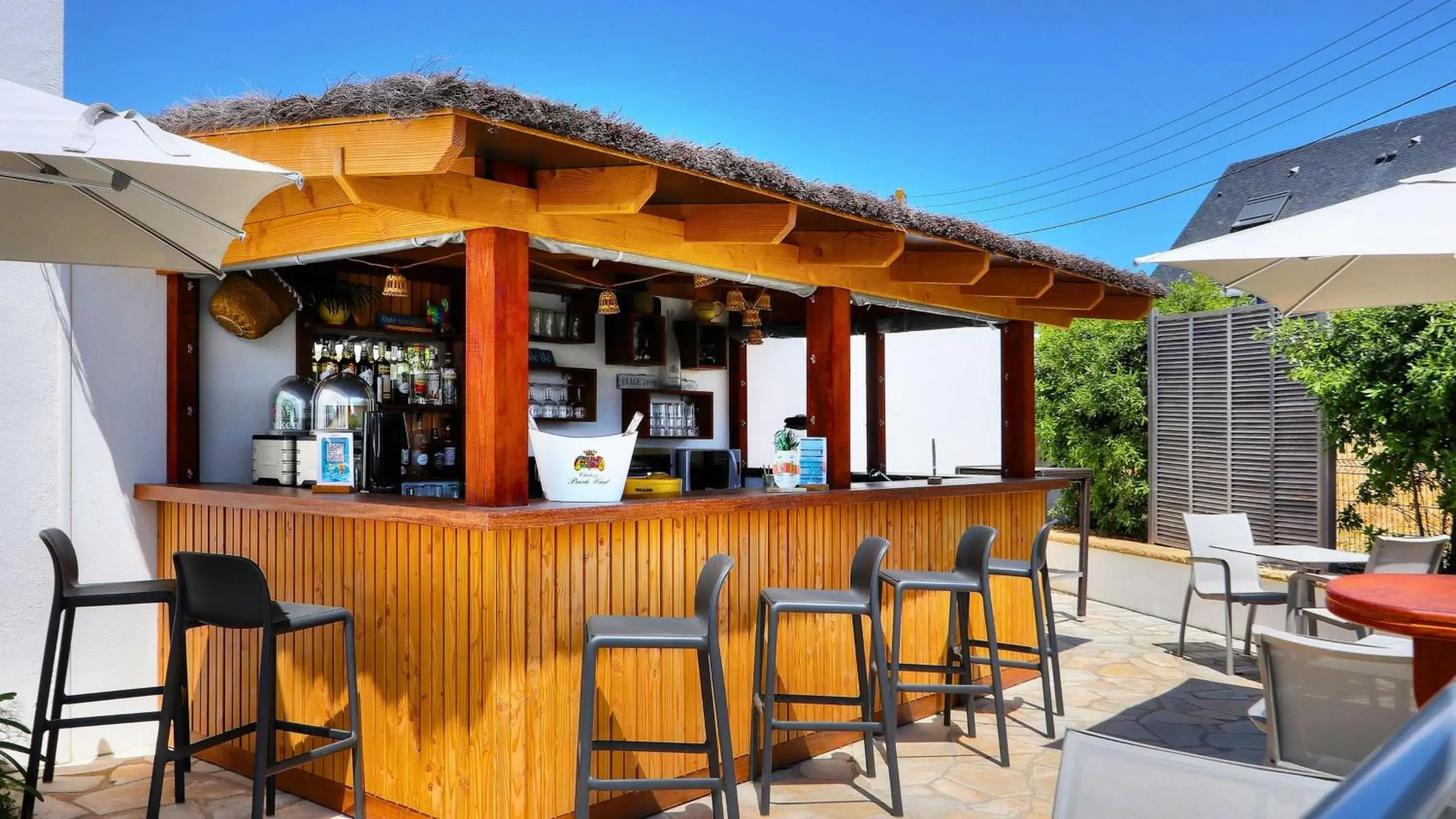 Lounge or bar in Best Western Hôtel Le Bellevue Quiberon Lounge or bar in Best Western Hôtel Le Bellevue Quiberon