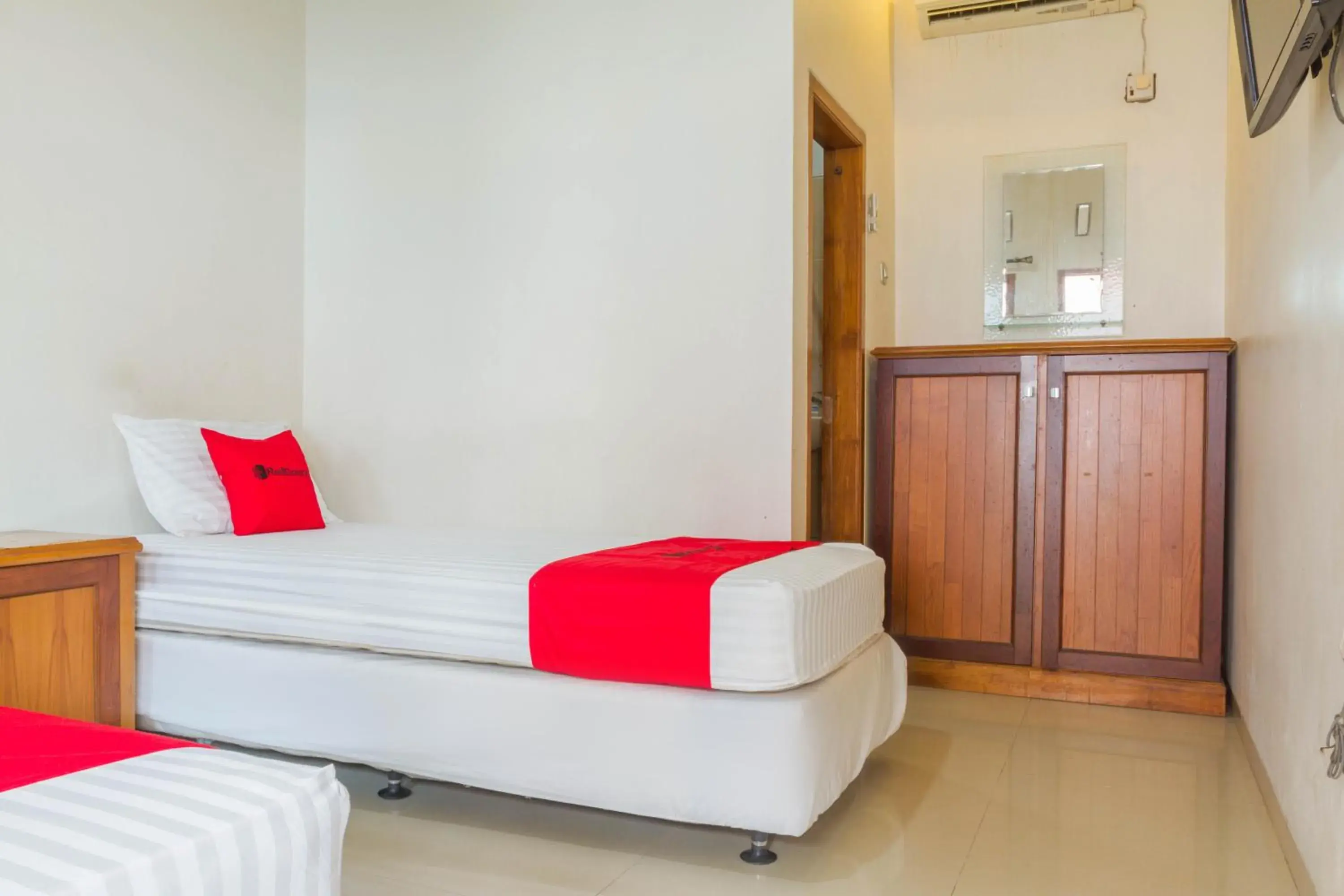 Bedroom, Bed in RedDoorz near Pasar Pagi Cirebon 2
