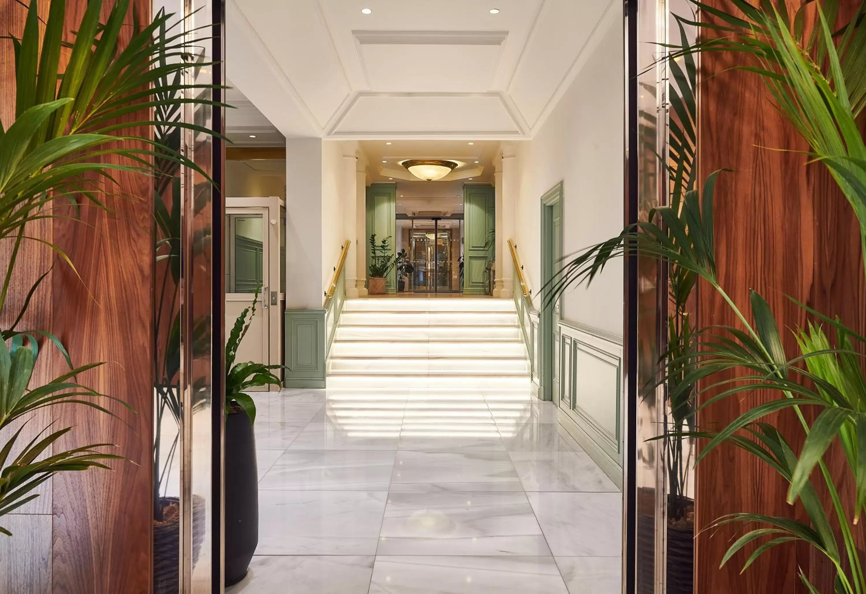 Facade/entrance in Melia White House Hotel