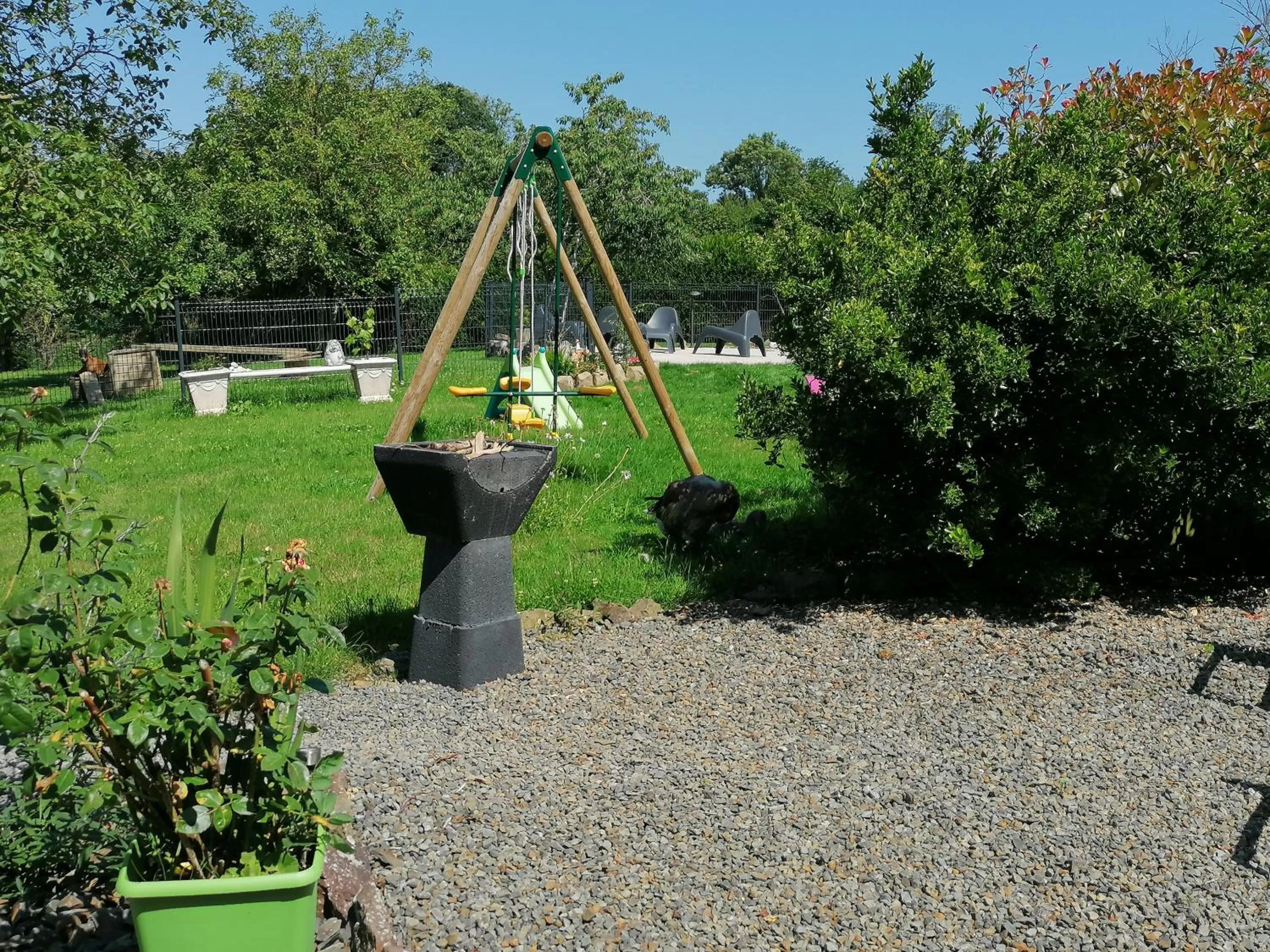 Property building, Garden in La Parisière