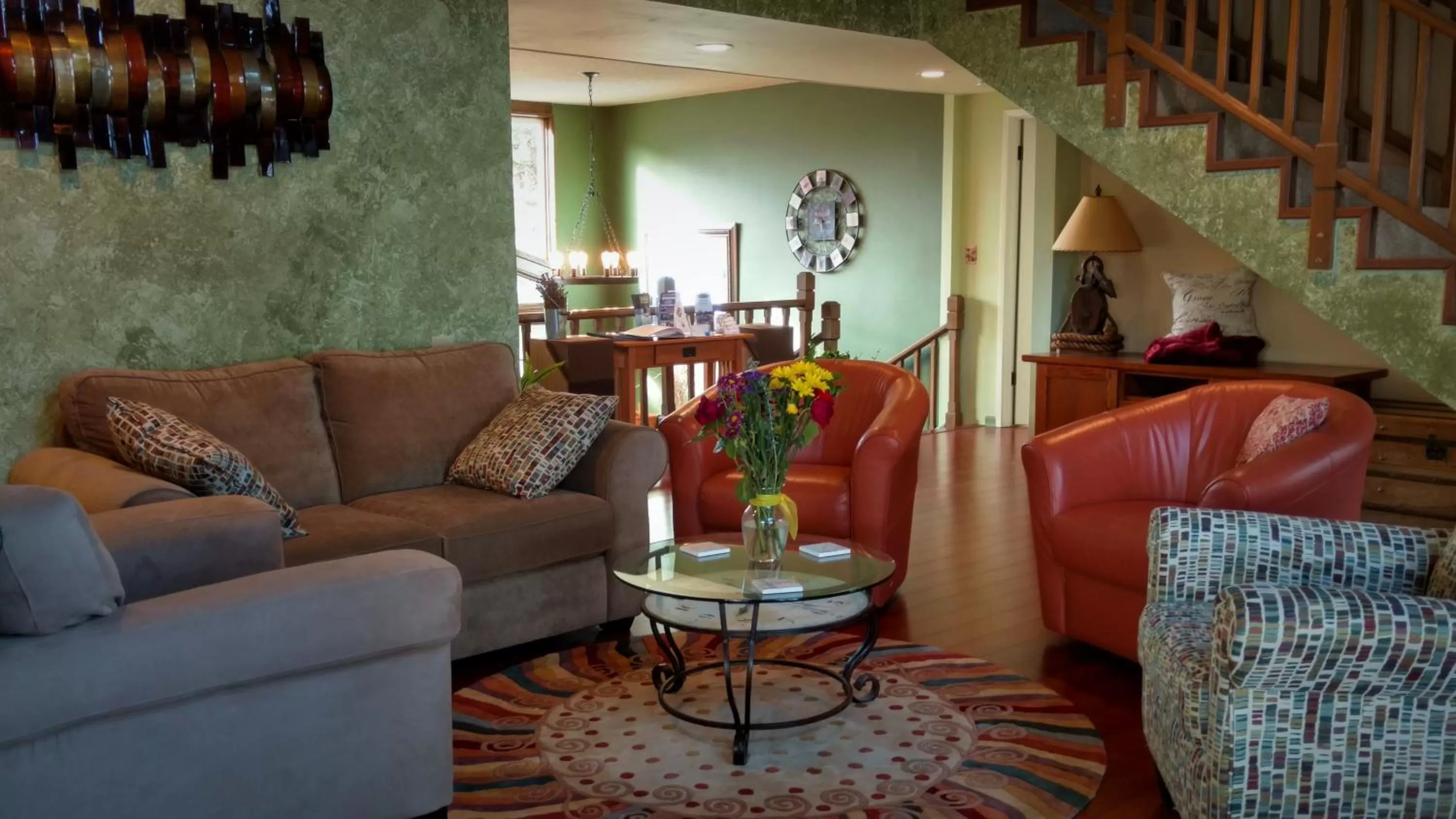 Communal lounge/ TV room in Greenhouse Inn by the Bay