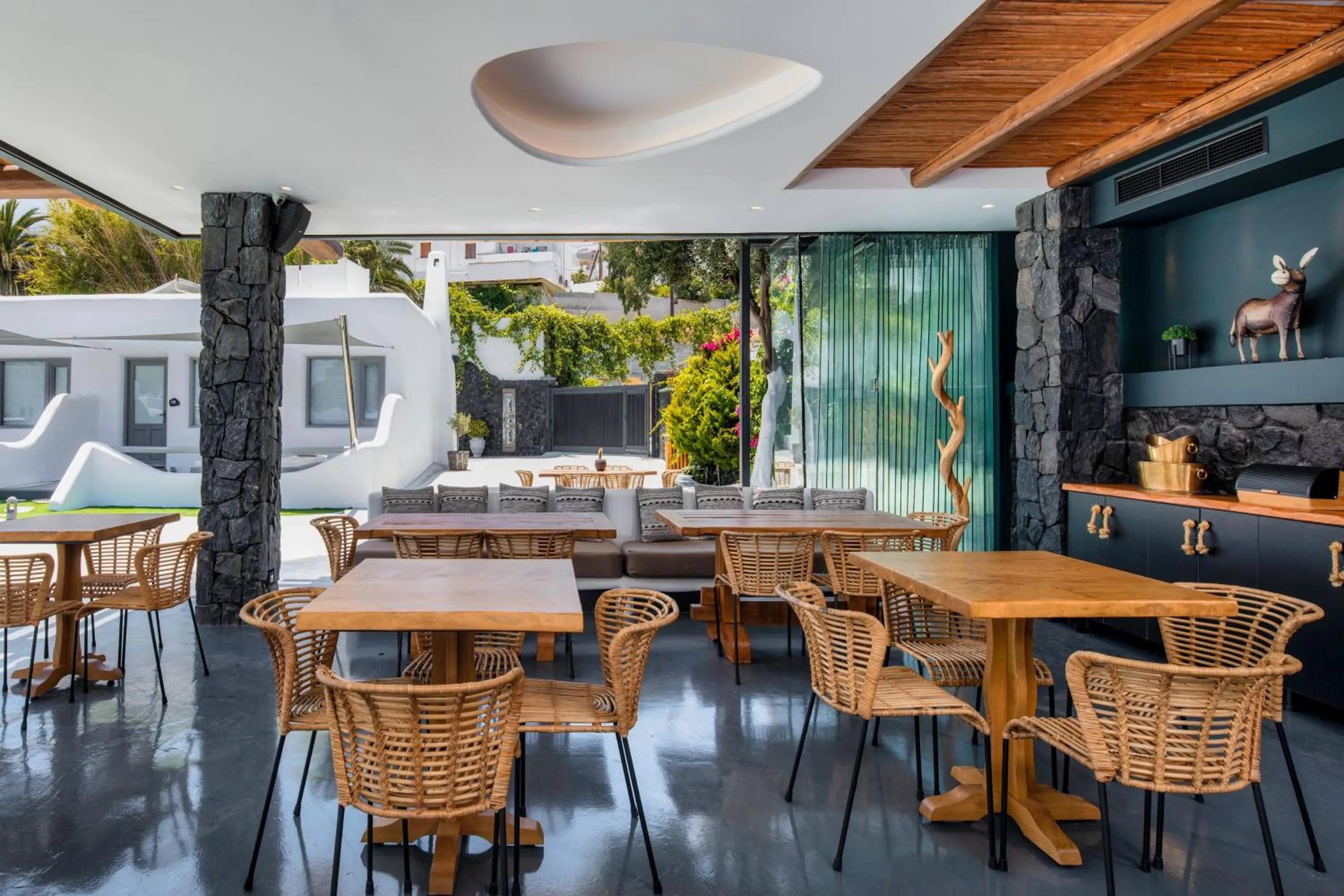 Restaurant/places to eat in San Marino Suites by Calm Collection