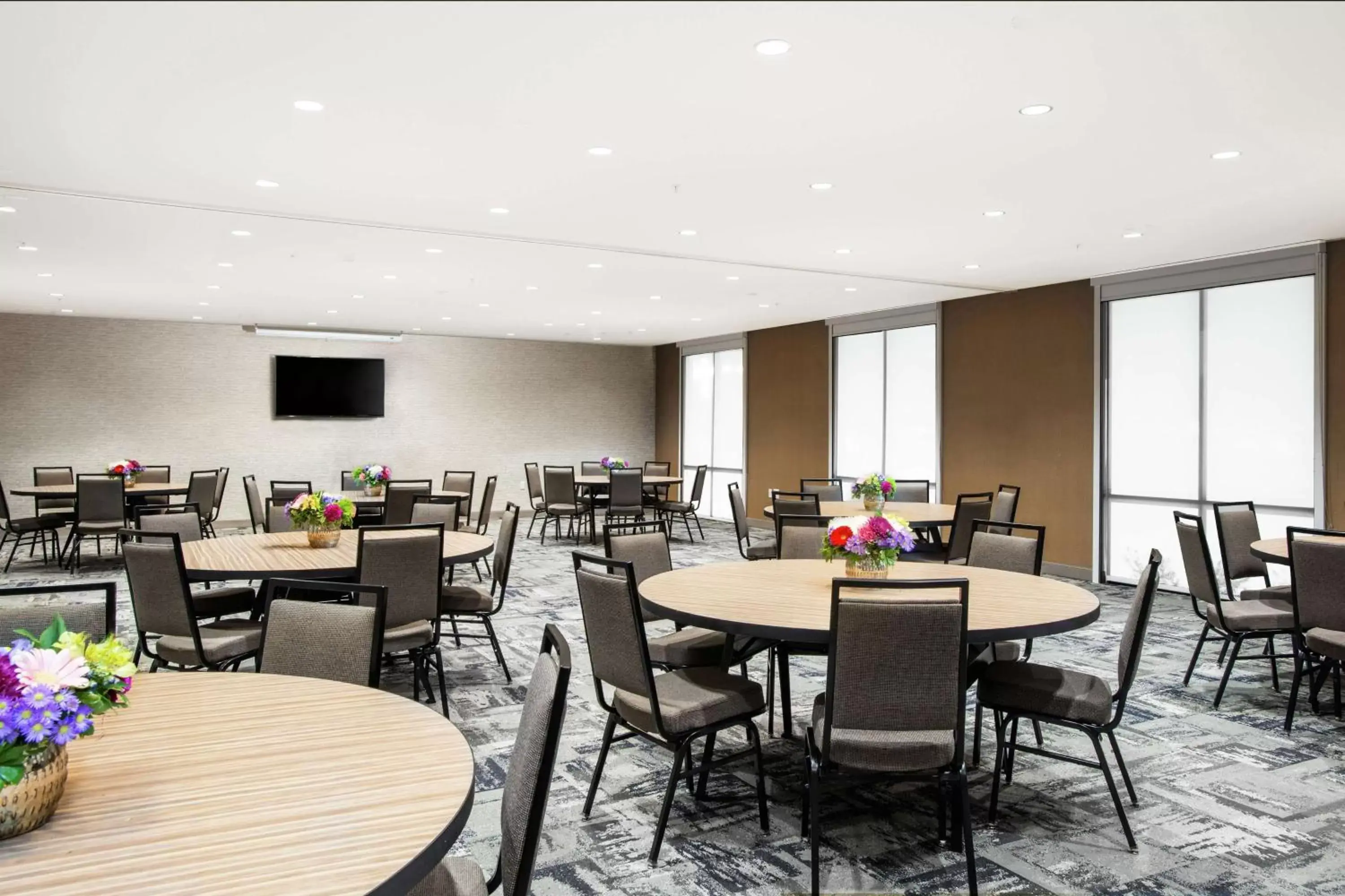 Meeting/conference room, Restaurant/Places to Eat in Home2 Suites by Hilton Long Island Brookhaven