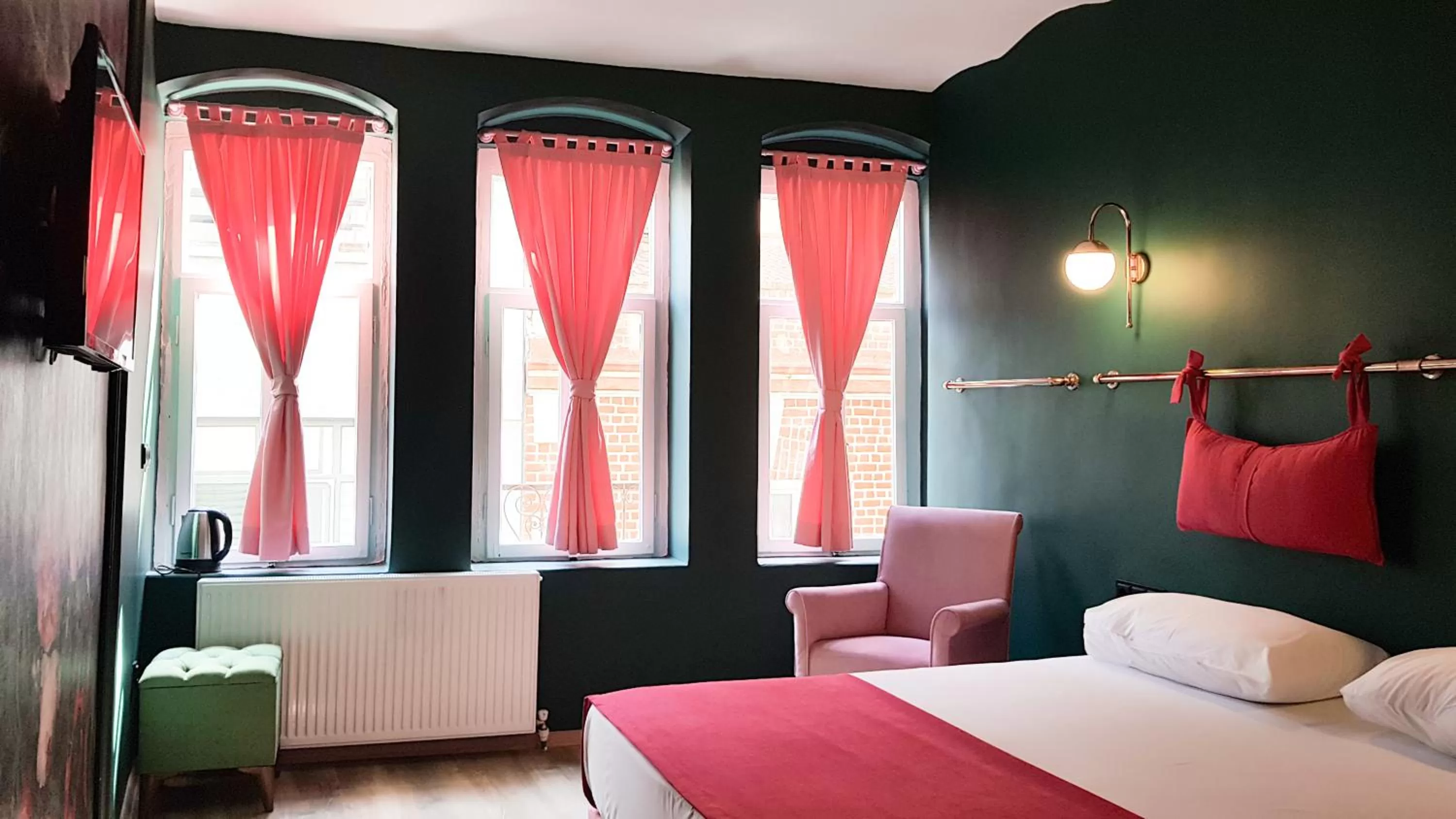 Photo of the whole room, Bed in Casa Rosa Suites