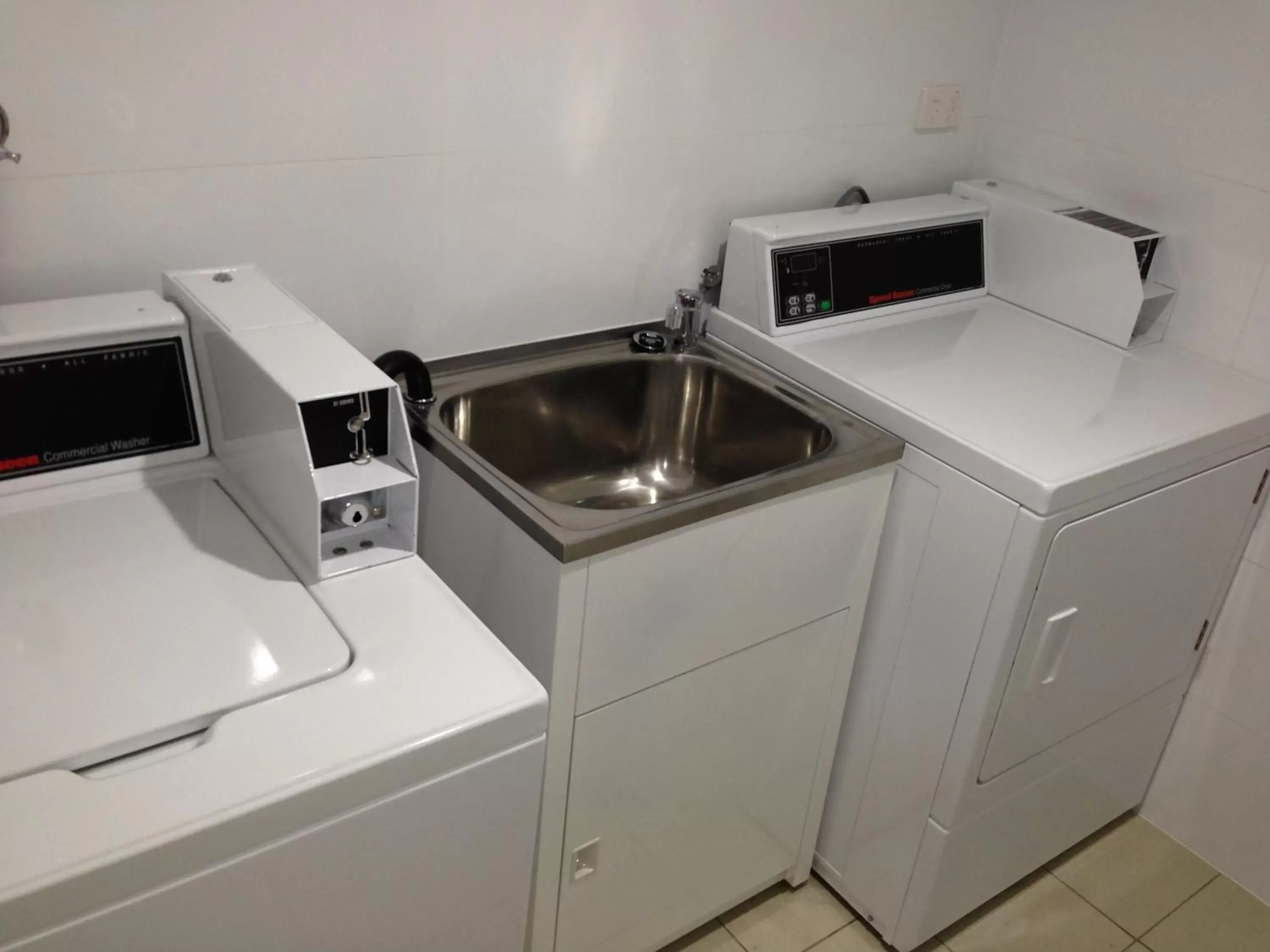 Area and facilities, Kitchen/Kitchenette in Best Western Casula Motor Inn