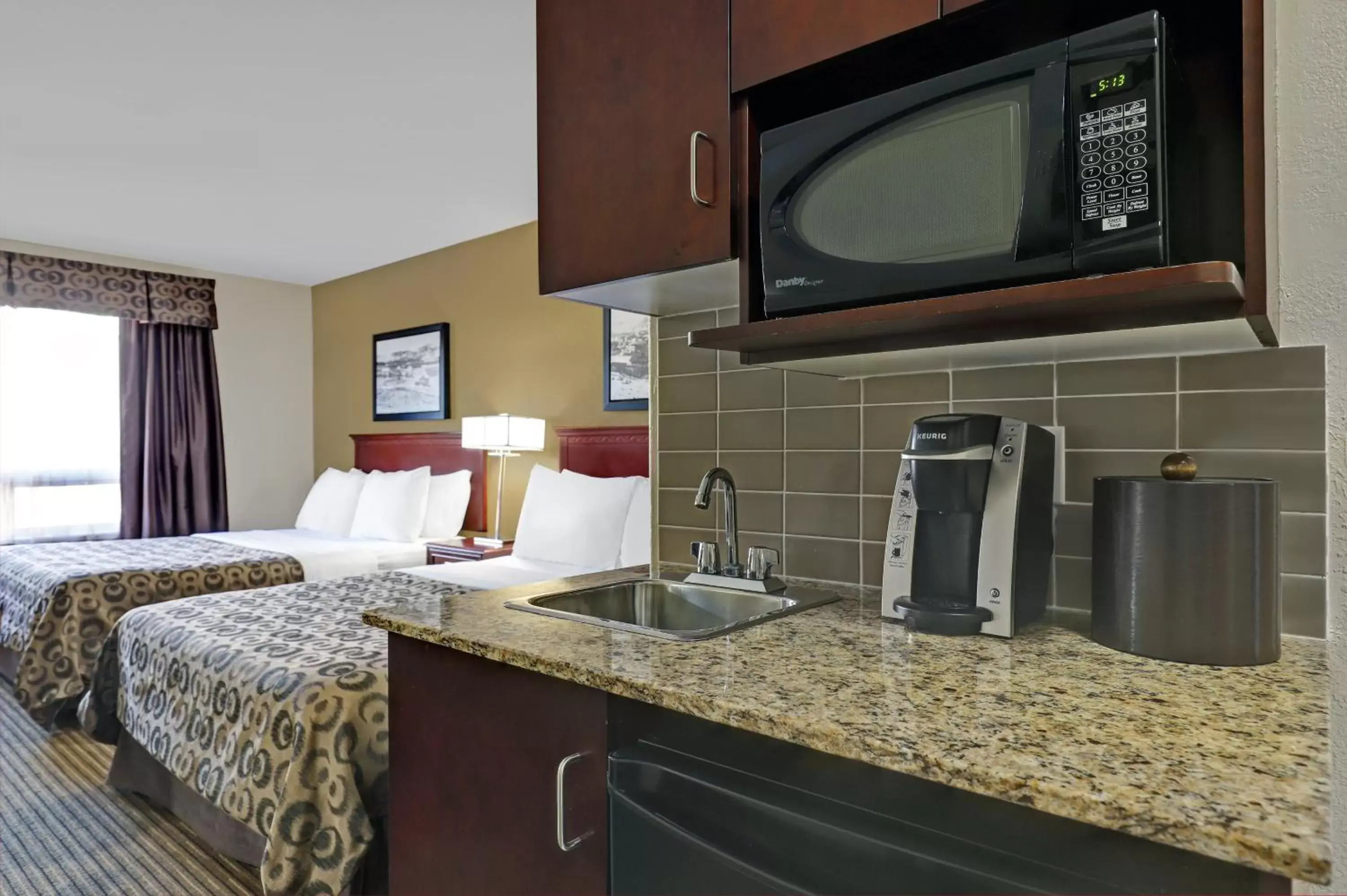 Bedroom, Kitchen/Kitchenette in SureStay Plus Hotel by Best Western Drumheller
