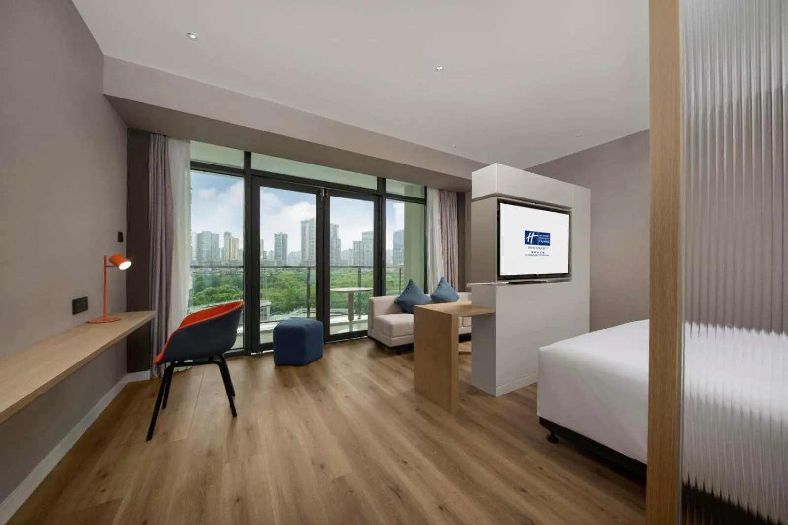 Photo of the whole room, Bed in Holiday Inn Express Chongqing Caiyun Lake by IHG