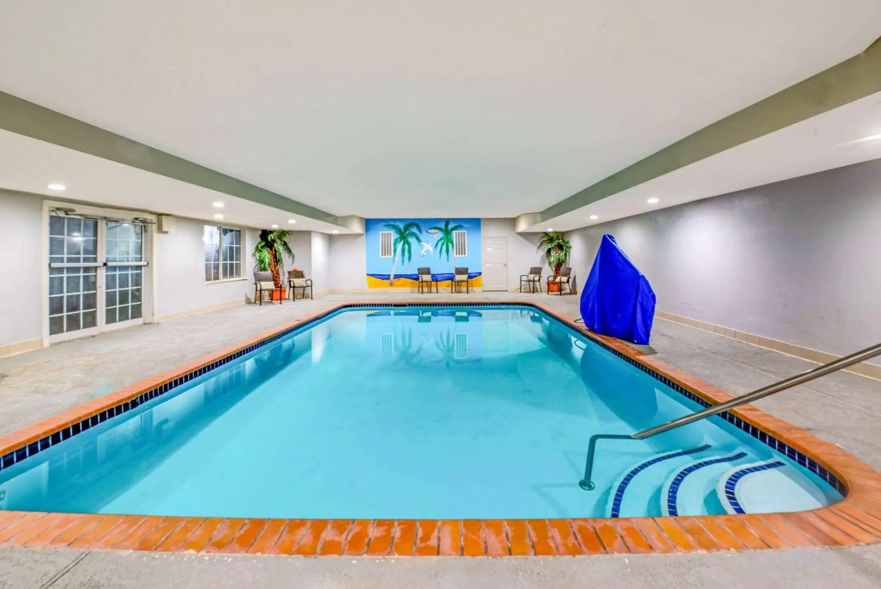 On site, Swimming Pool in La Quinta Inn & Suite Kingwood Houston IAH Airport 53200