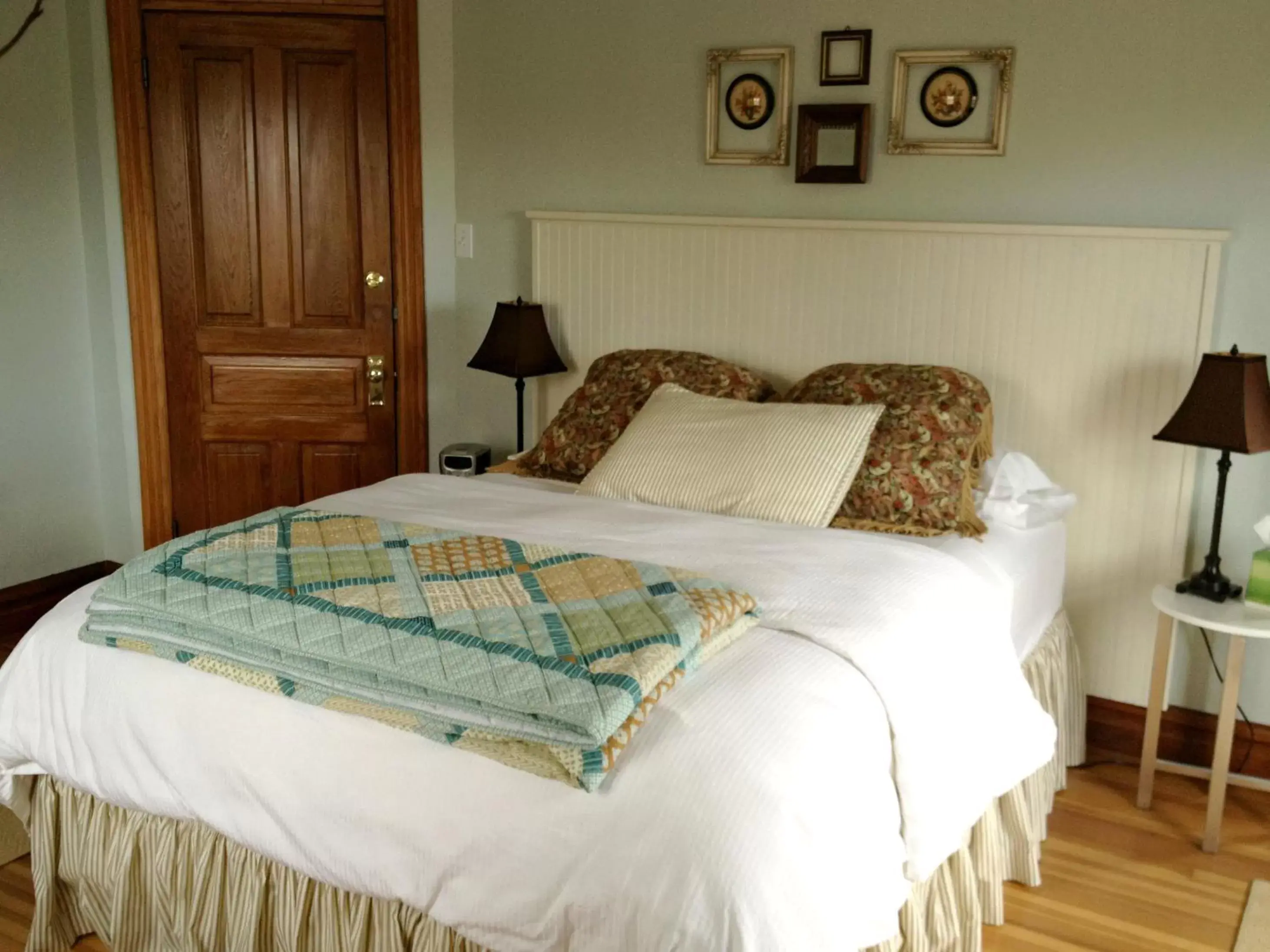 Bed in The Inn at Ragged Edge