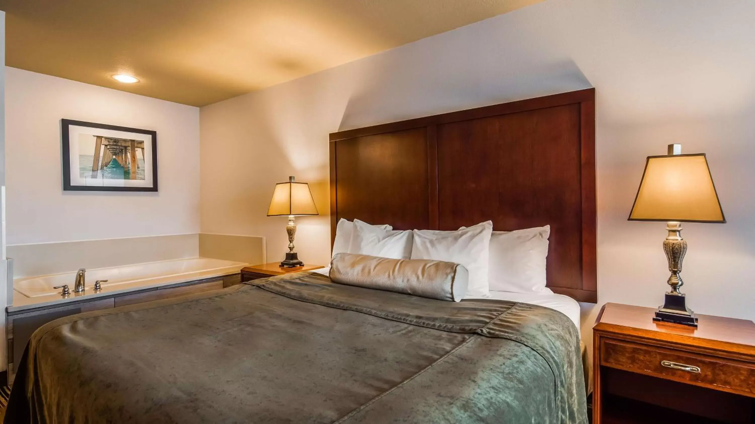 Photo of the whole room, Bed in Best Western Salbasgeon Inn & Suites Photo of the whole room, Bed in Best Western Salbasgeon Inn & Suites