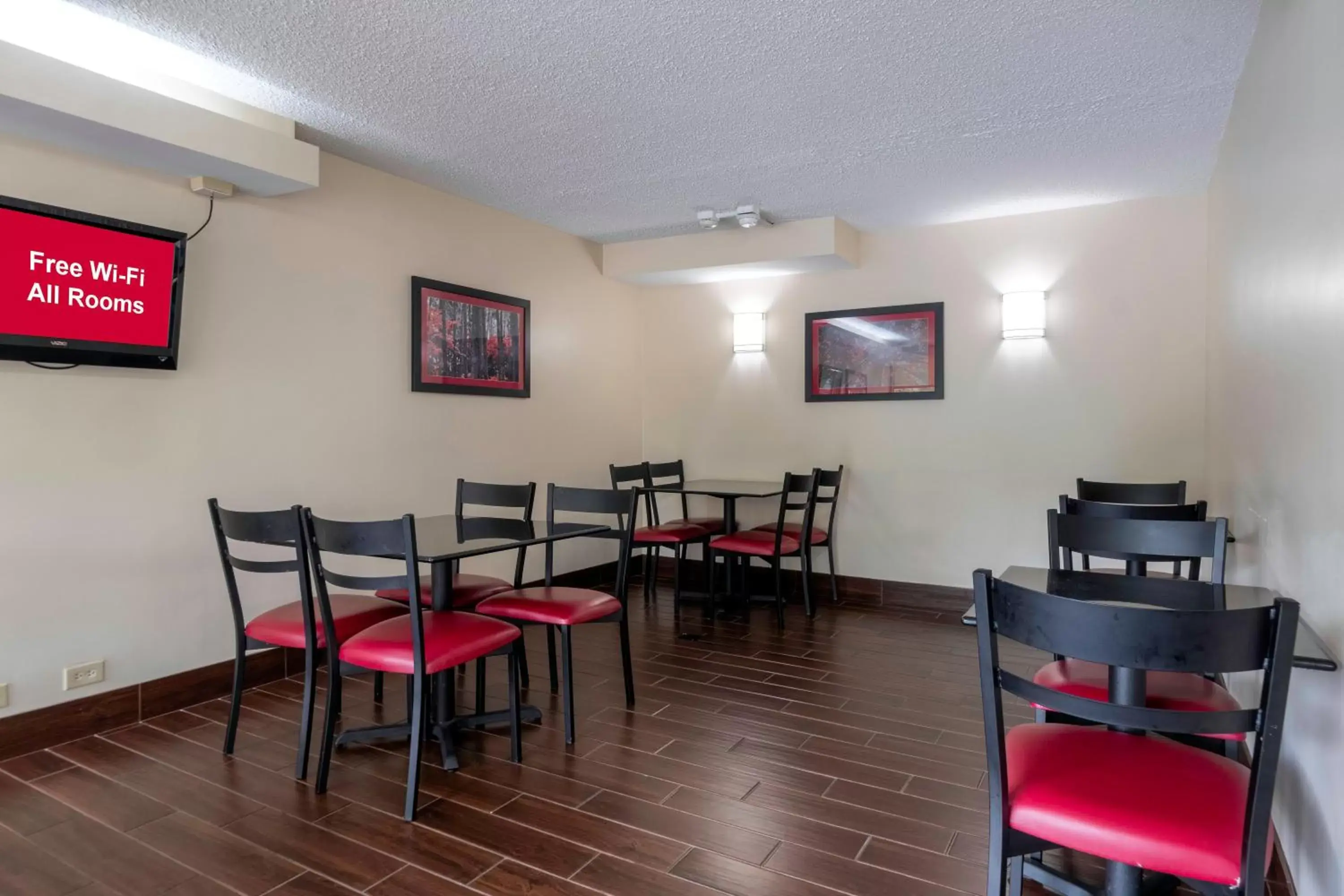 Lobby or reception, Restaurant/Places to Eat in Red Roof Inn Charlottesville