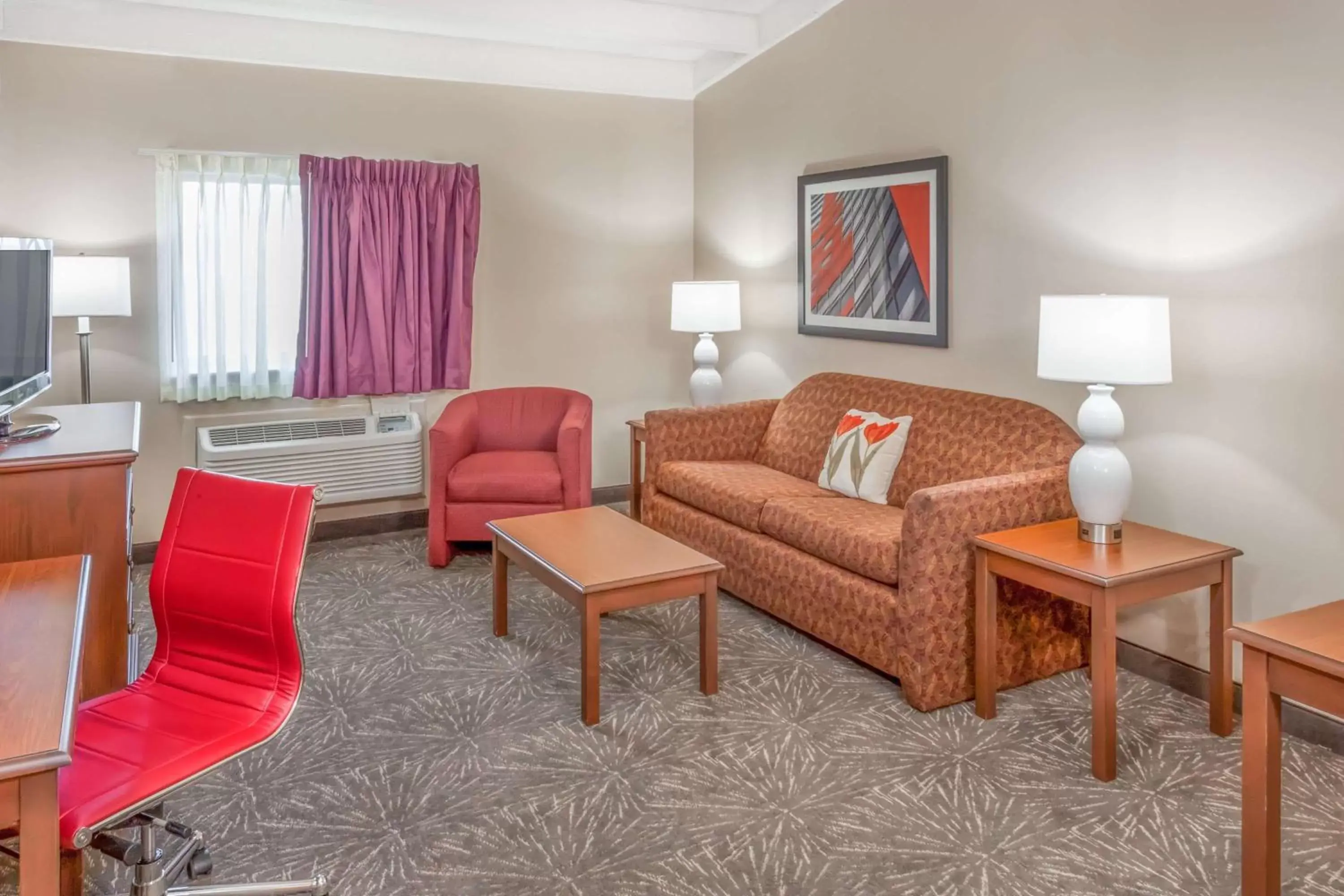 Photo of the whole room, Seating Area in Ramada by Wyndham Hammond Hotel & Conference Center