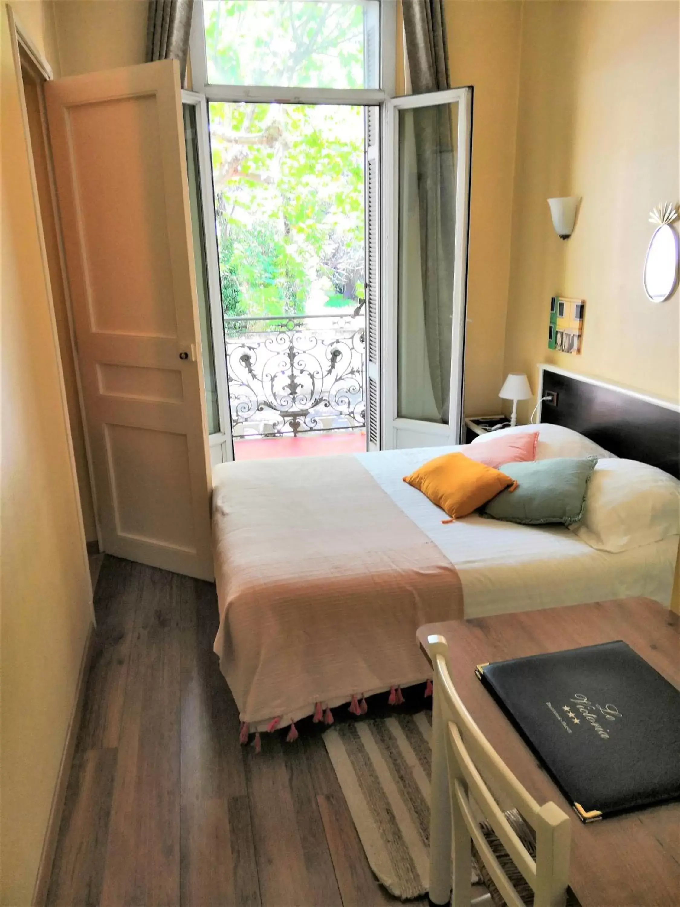 Bedroom, Bed in Hôtel Le Victoria