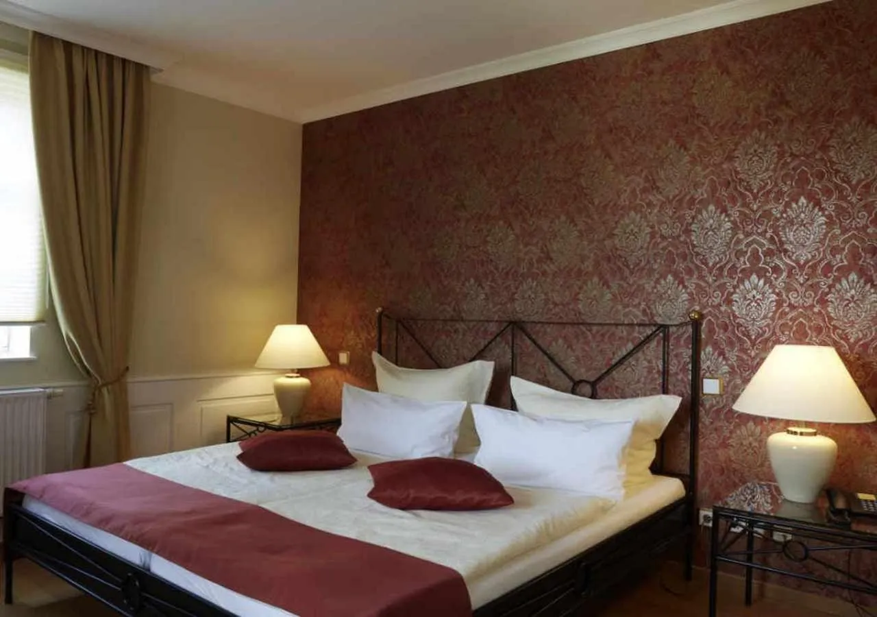 Bedroom, Bed in Hotel Snorrenburg GmbH