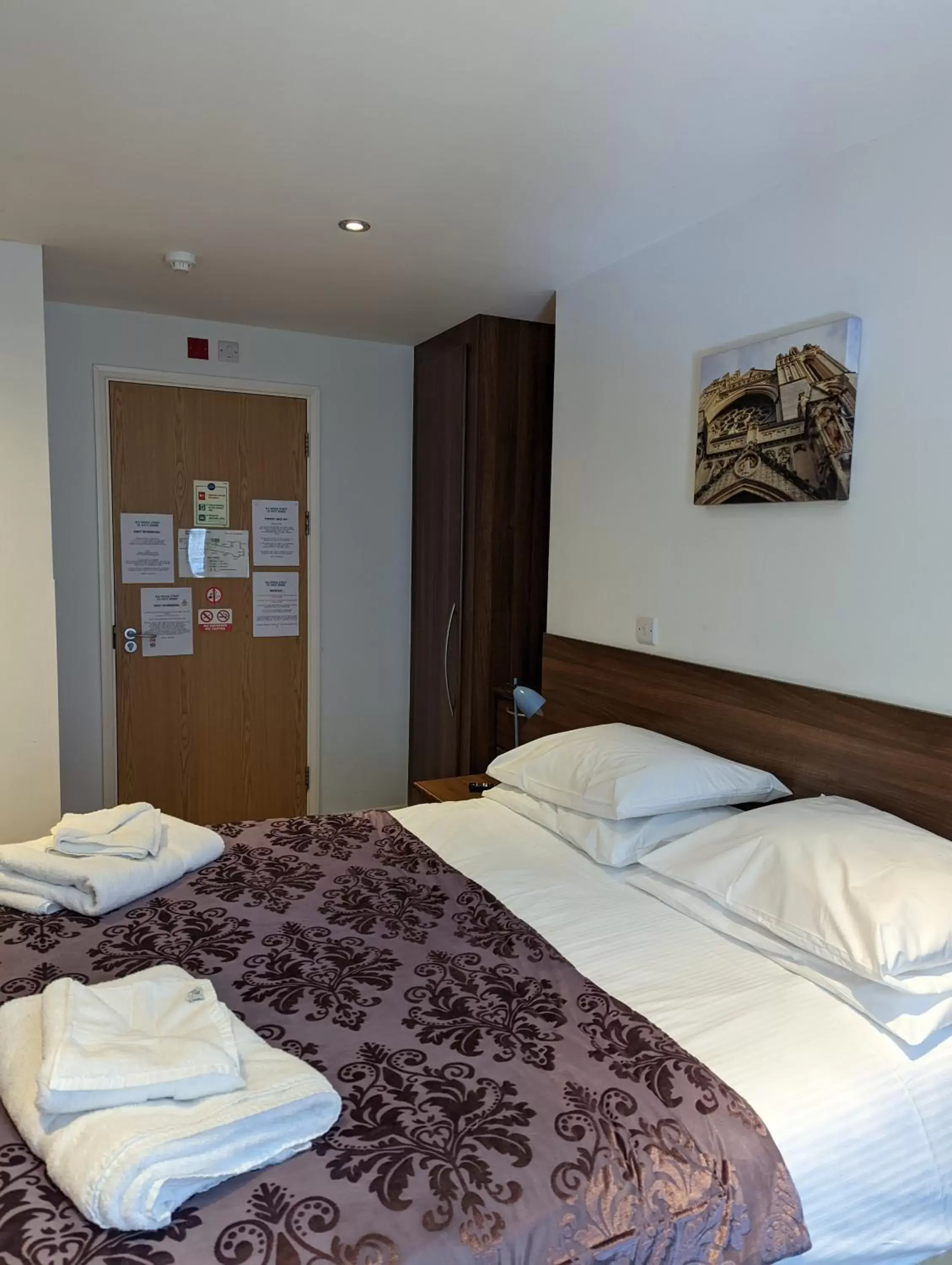 Bed in Barley Sheaf, Old Bridge Street EN SUITE ROOMS, ROOM ONLY