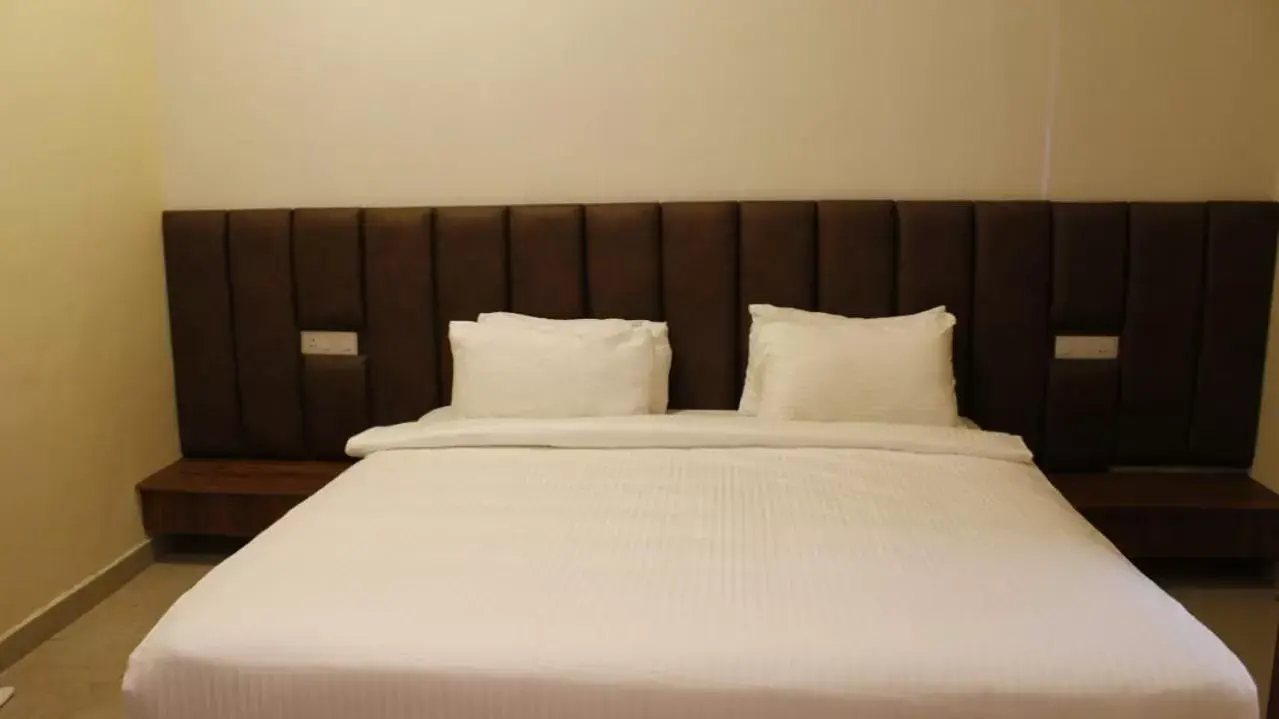 Bed in Elixir Hills Suites Resort and Spa