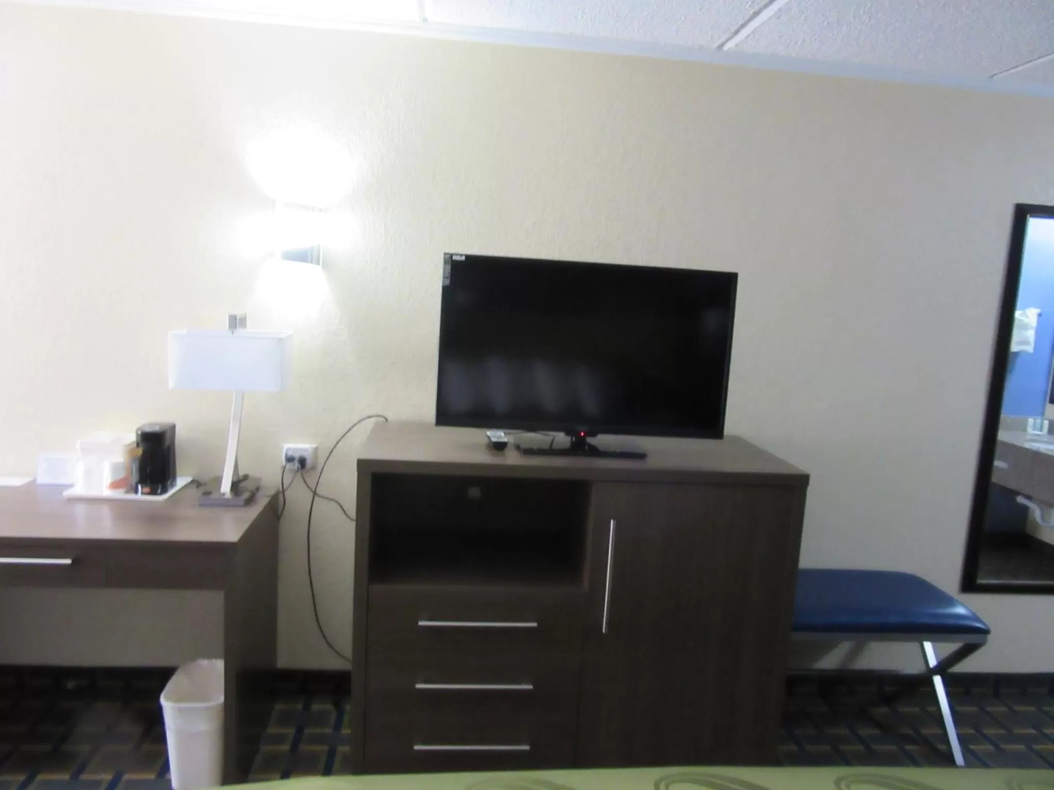 TV and multimedia in Quality Inn & Suites near Six Flags East