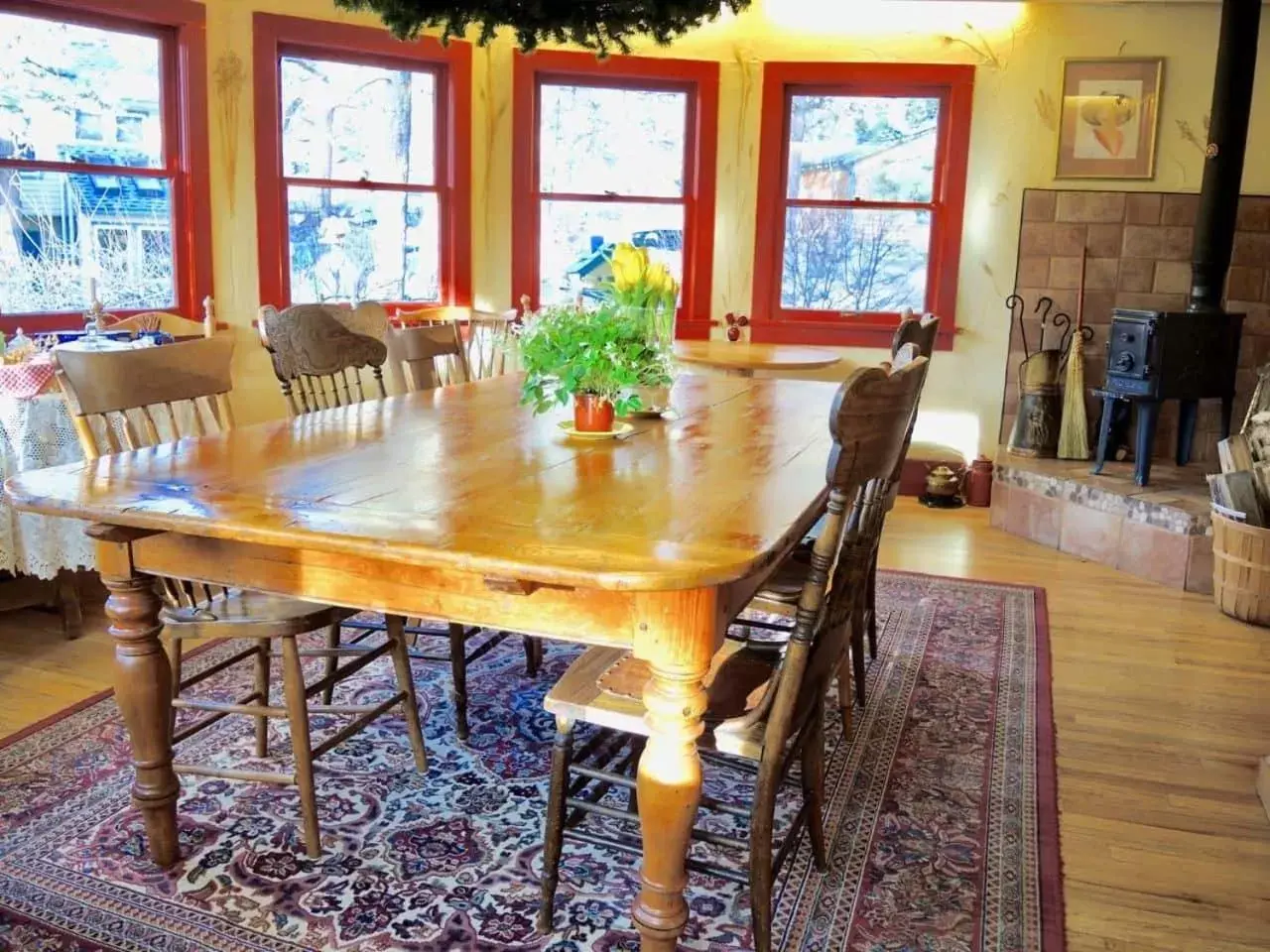 Dining Area in Romantic RiverSong Inn