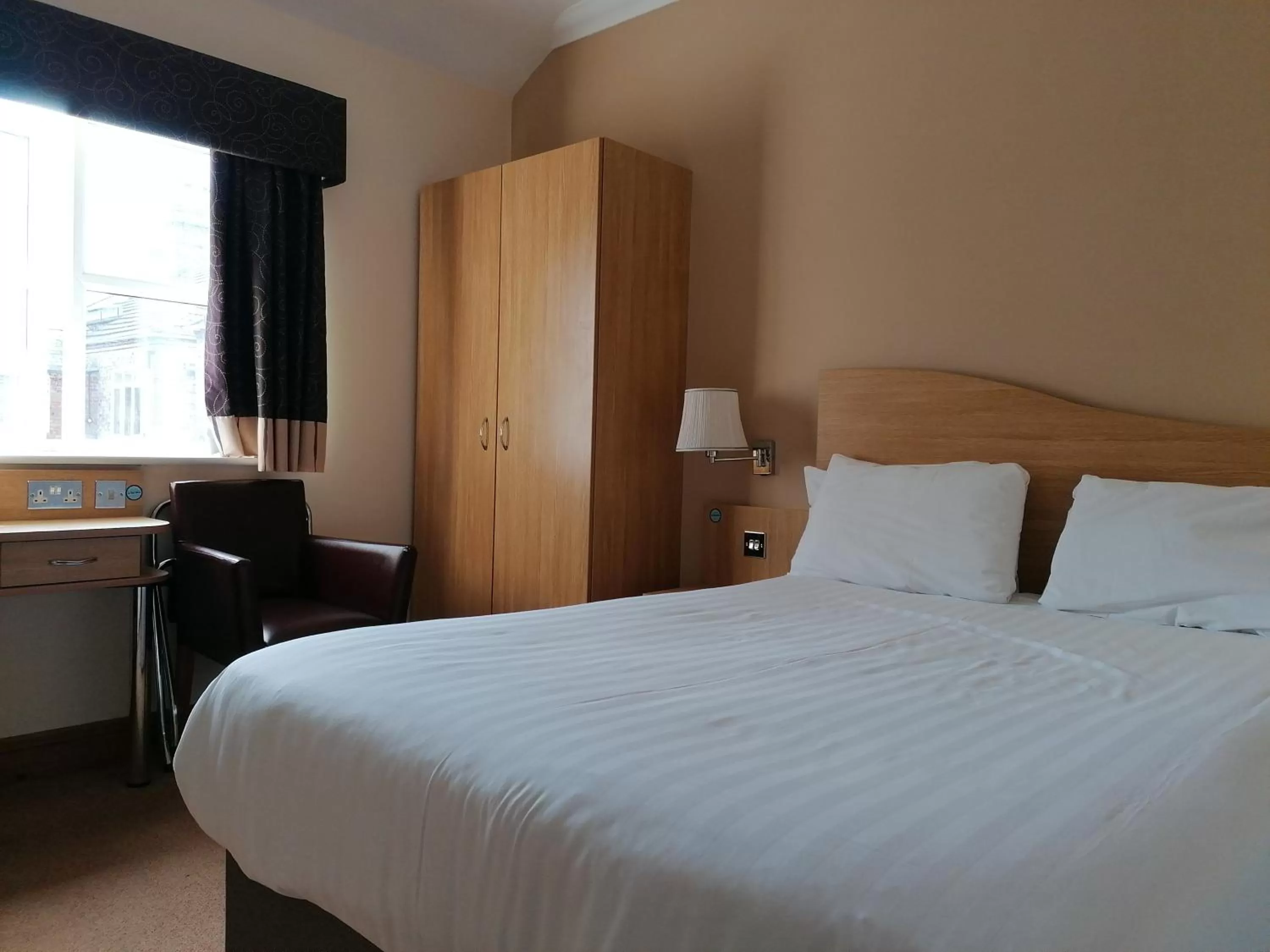 Bed in The Queensgate Hotel