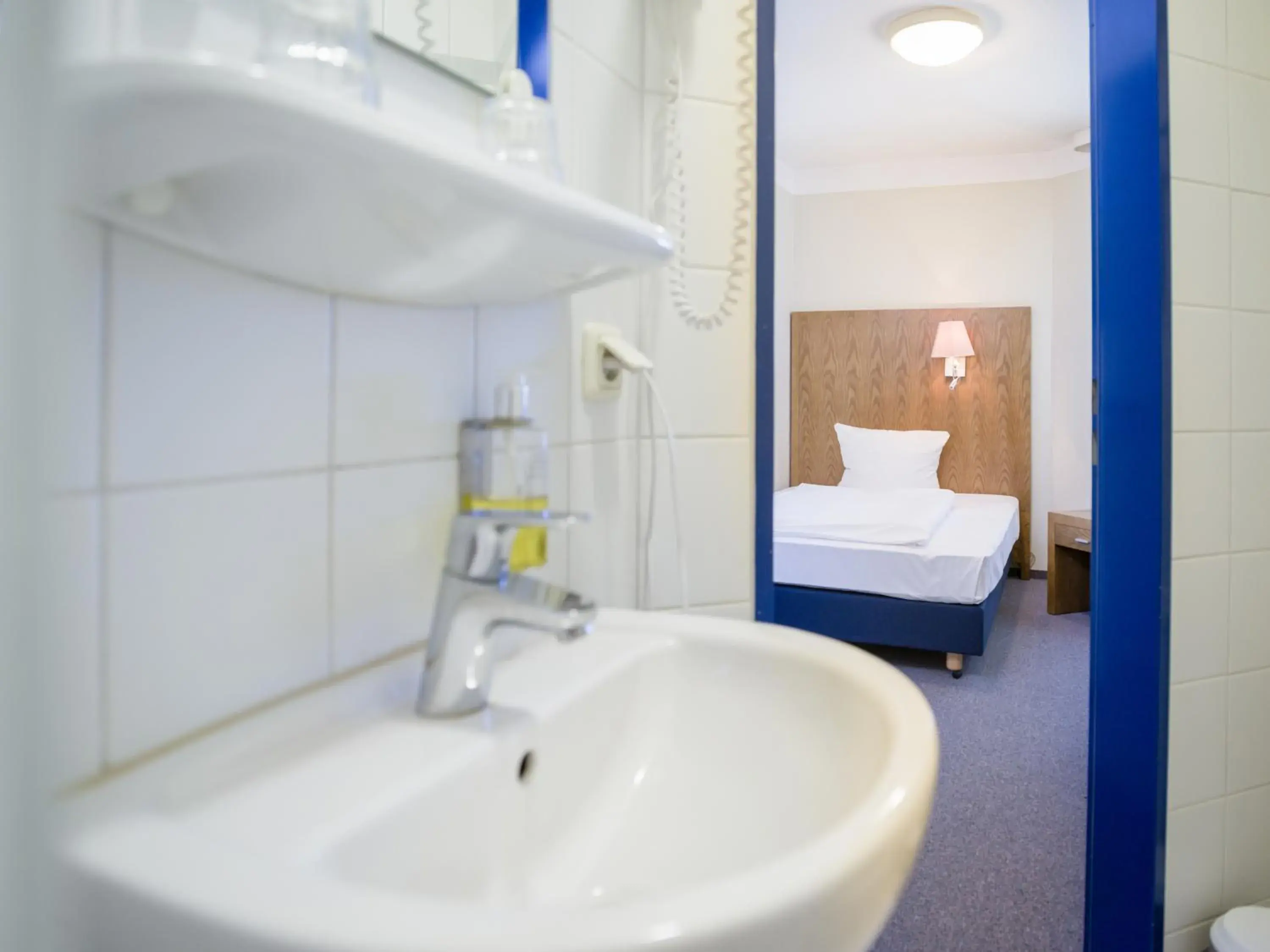 Bed, Bathroom in Hotel Koenigstein Kiel by Tulip Inn