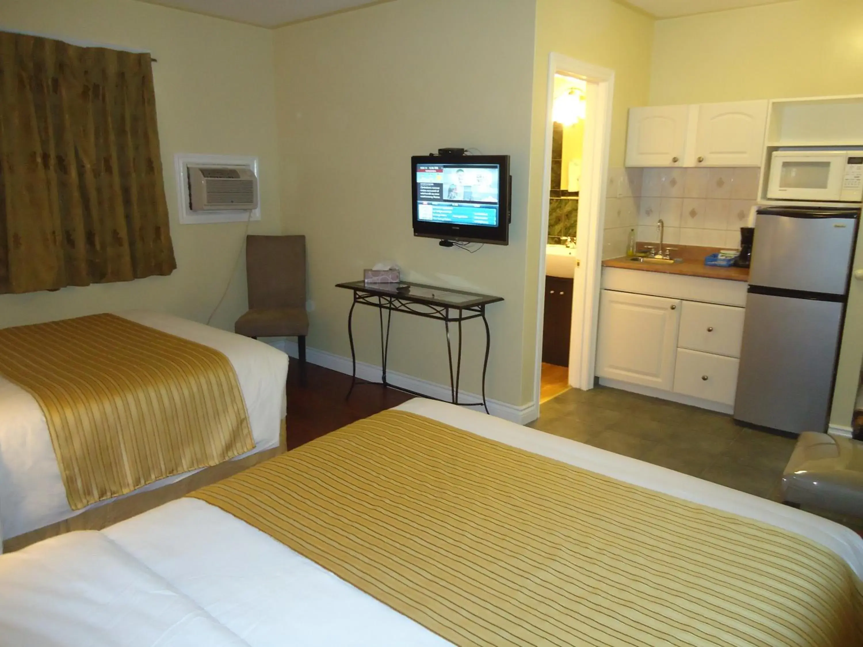 TV and multimedia, Bed in Bayside Inn & Waterfront Suites