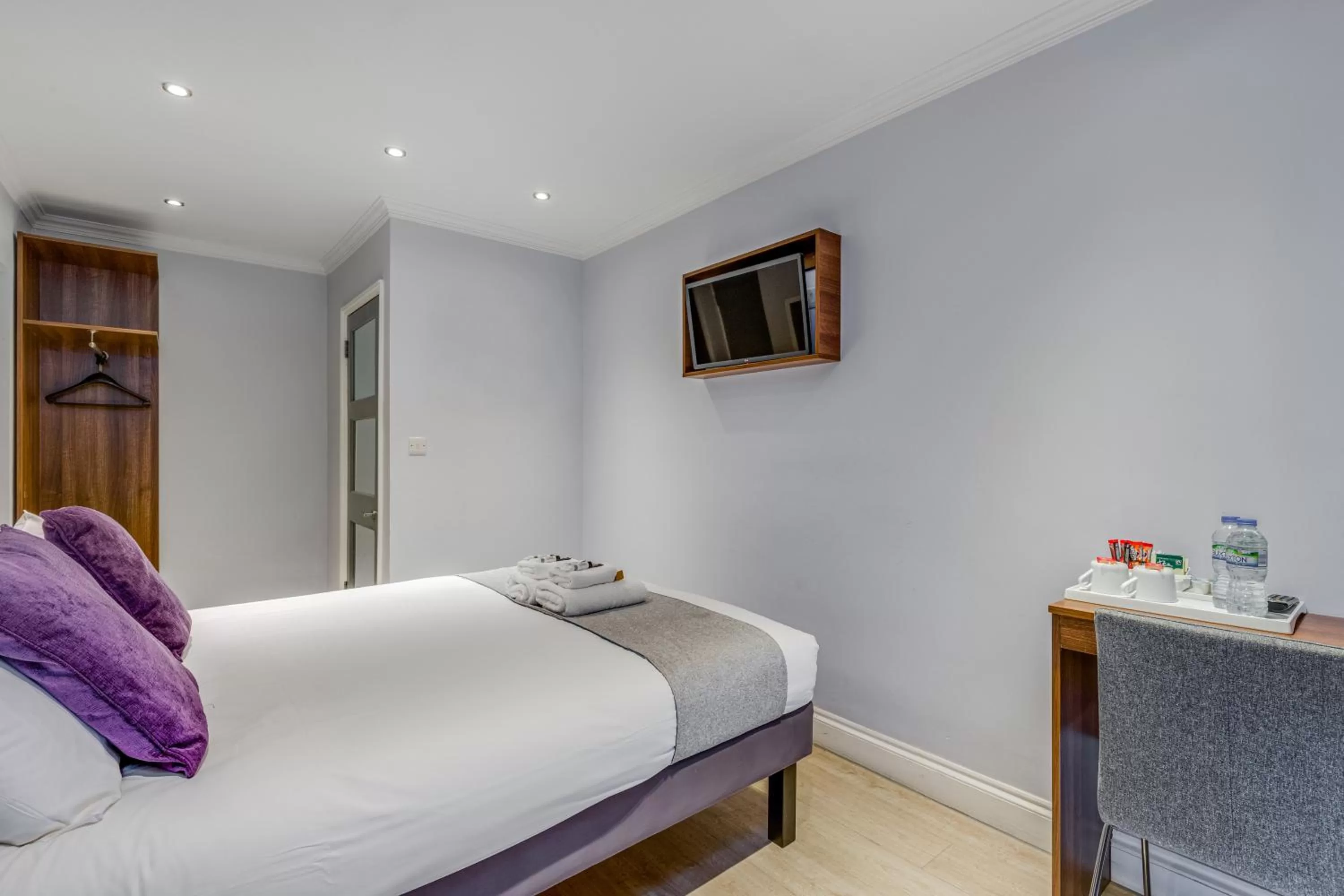 Bed in 1 Lexham Gardens Hotel