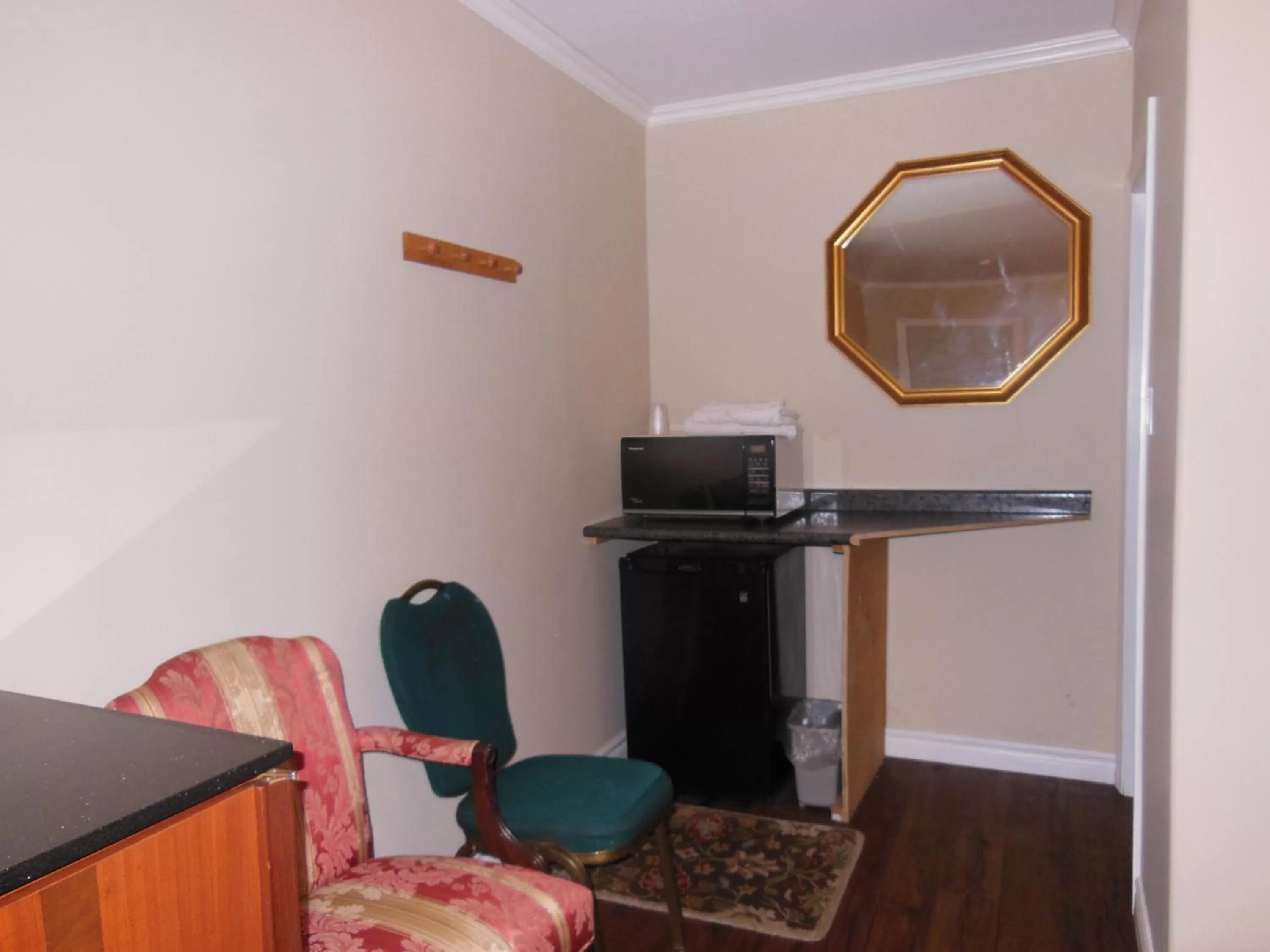 Bedroom in Kent Motel