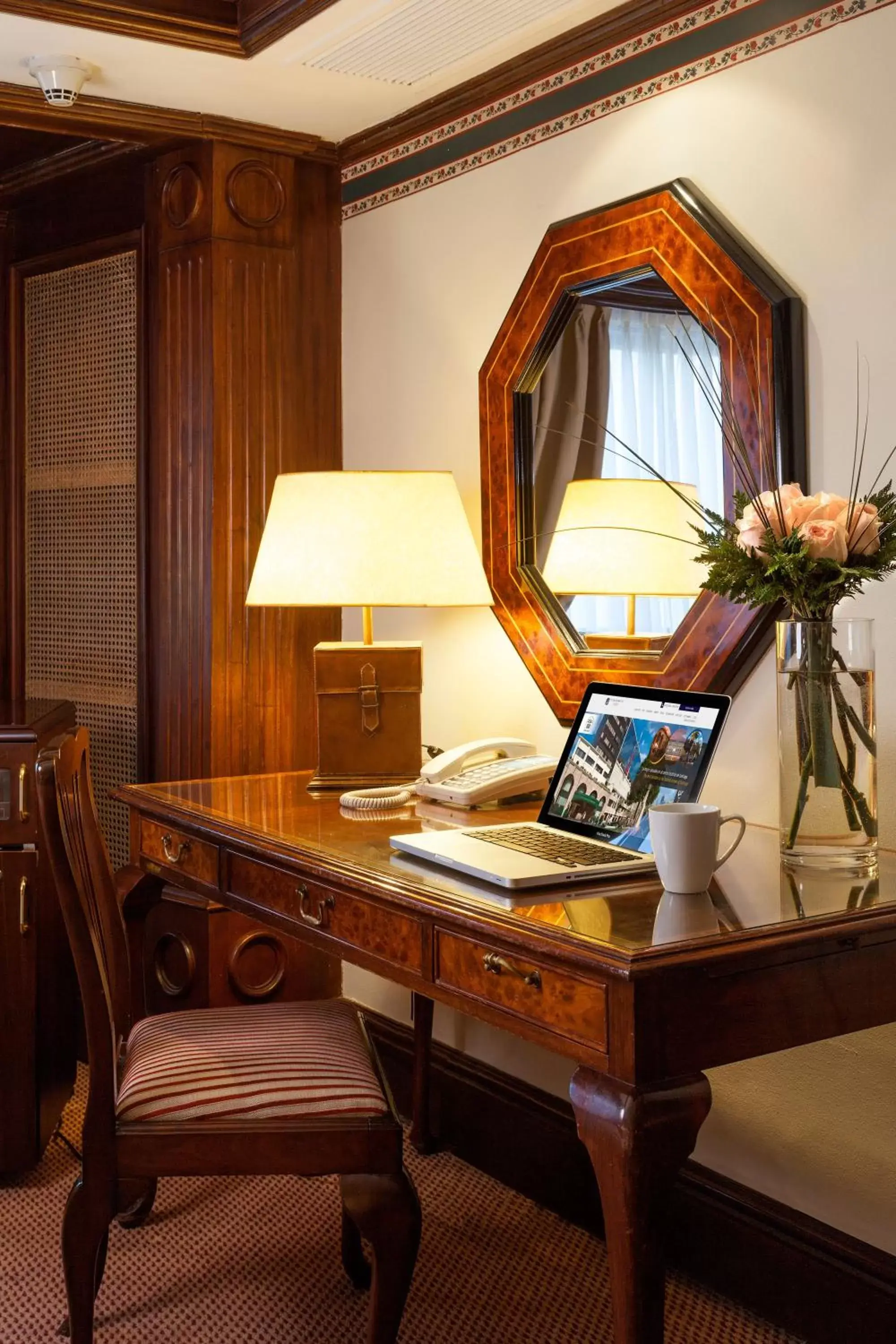 Seating area, TV/Entertainment Center in Hotel Plaza San Francisco