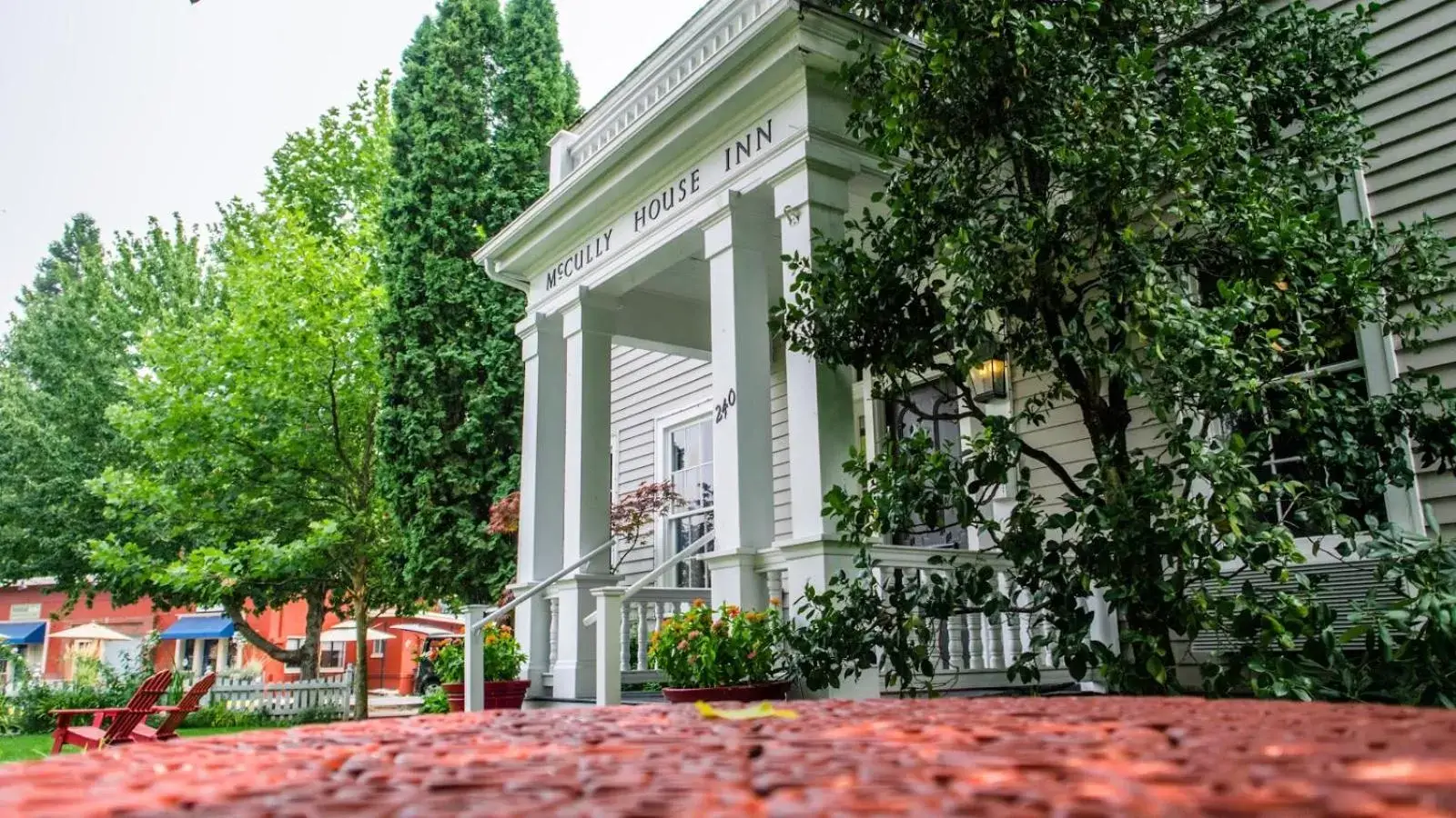 Facade/entrance, Property Building in McCully House Inn