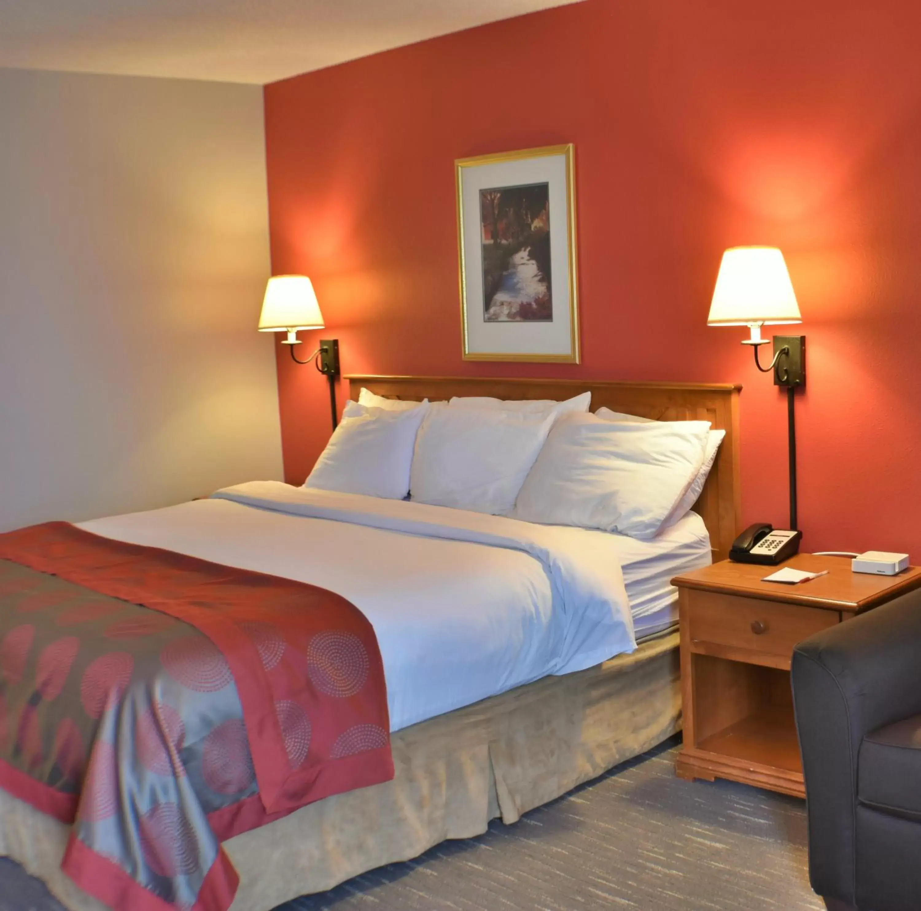 Bed in Ramada by Wyndham Sioux Falls Airport - Waterpark Resort & Event Center