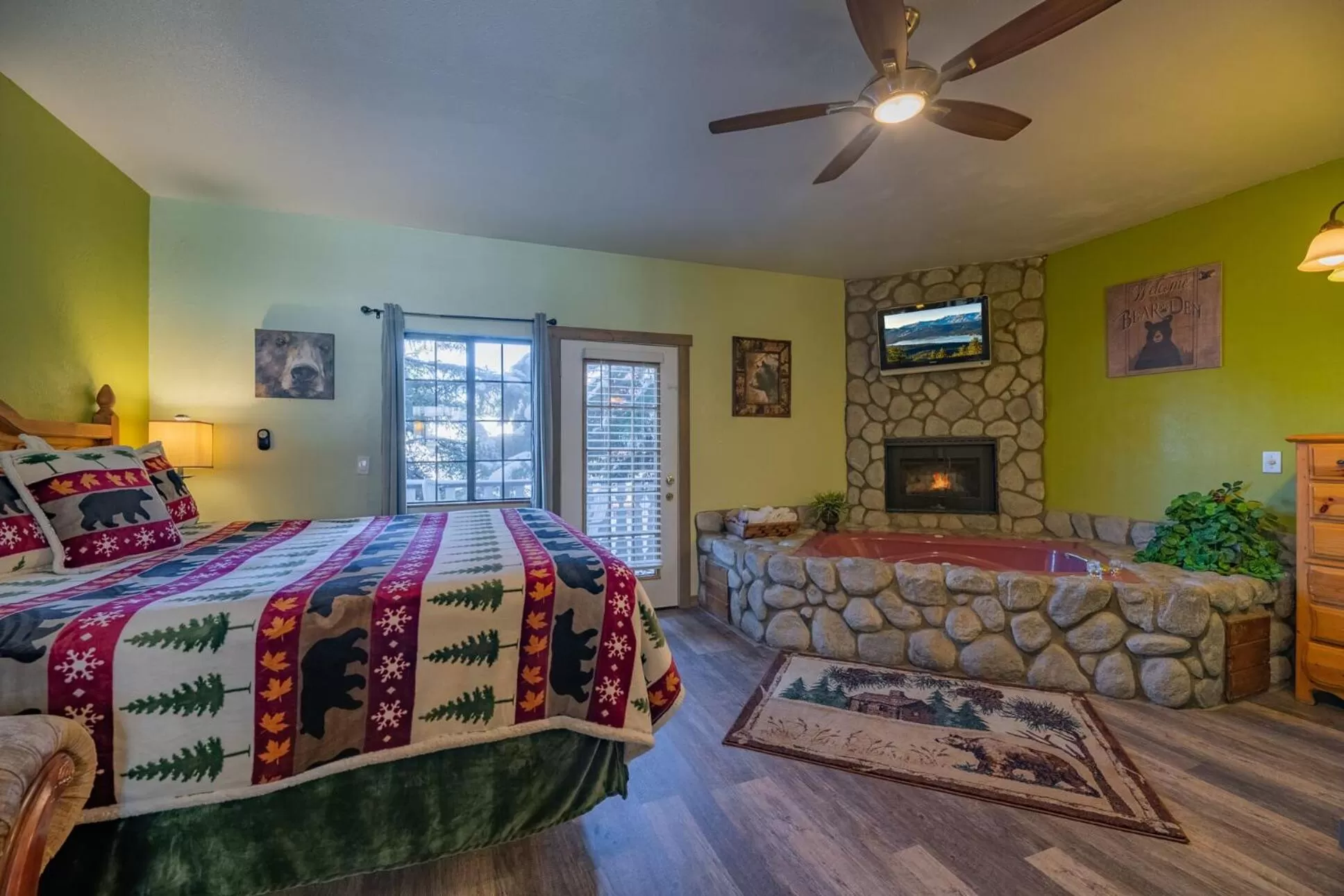 Photo of the whole room, Bed in Black Forest Lodge