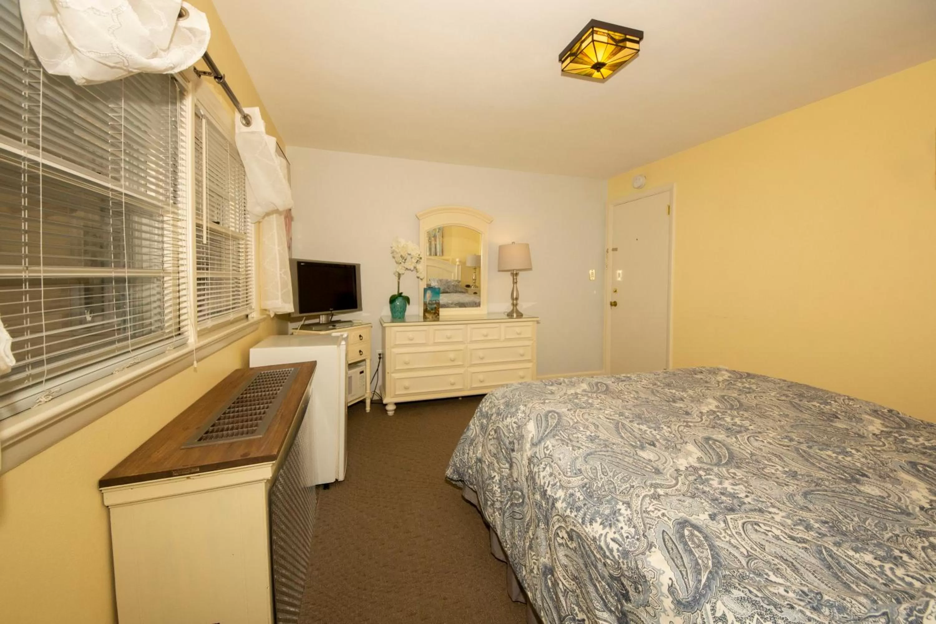 Photo of the whole room, Bed in Simmons Motel and Suites