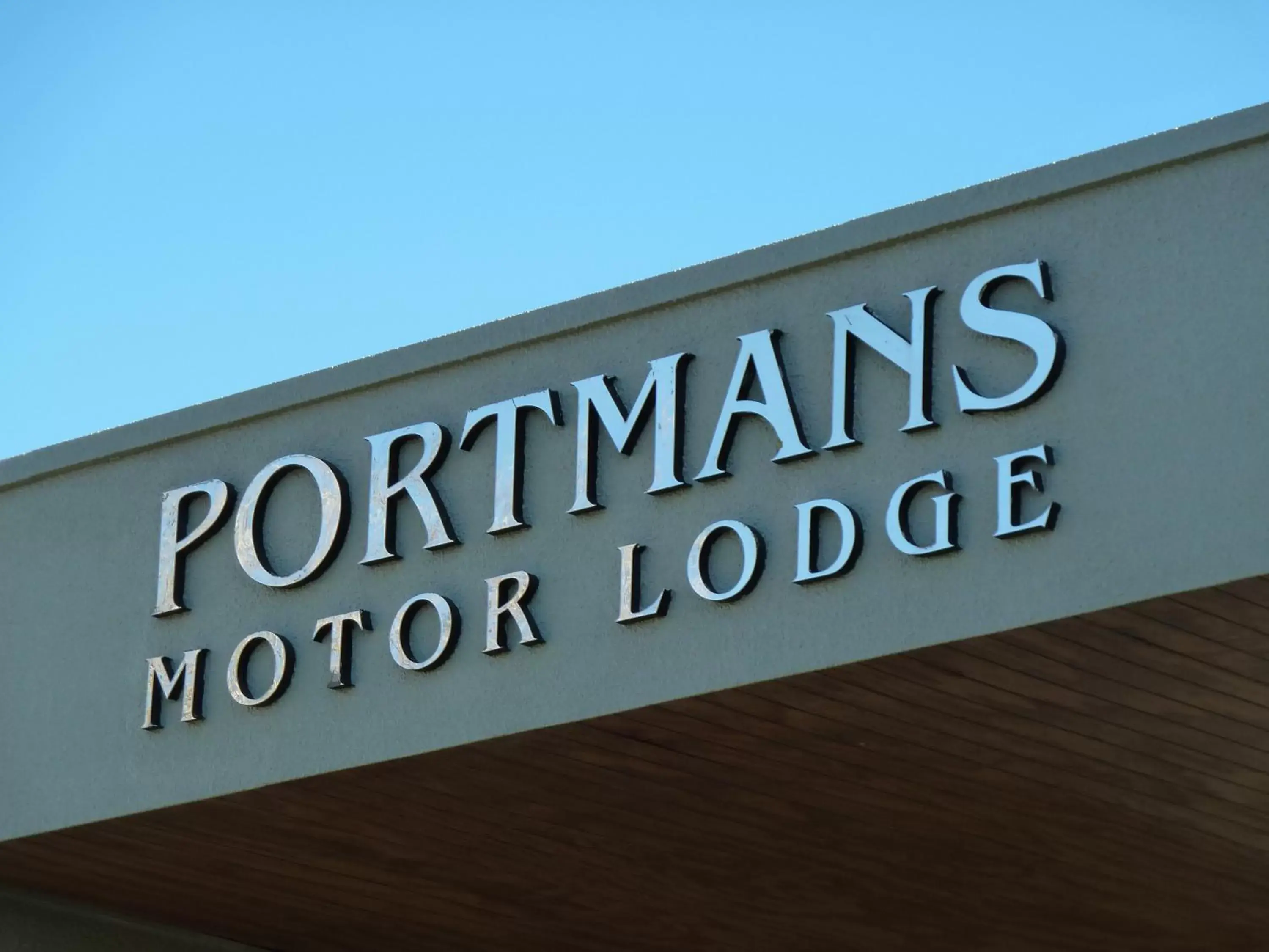 Day, Property Logo/Sign in Portmans Motor Lodge