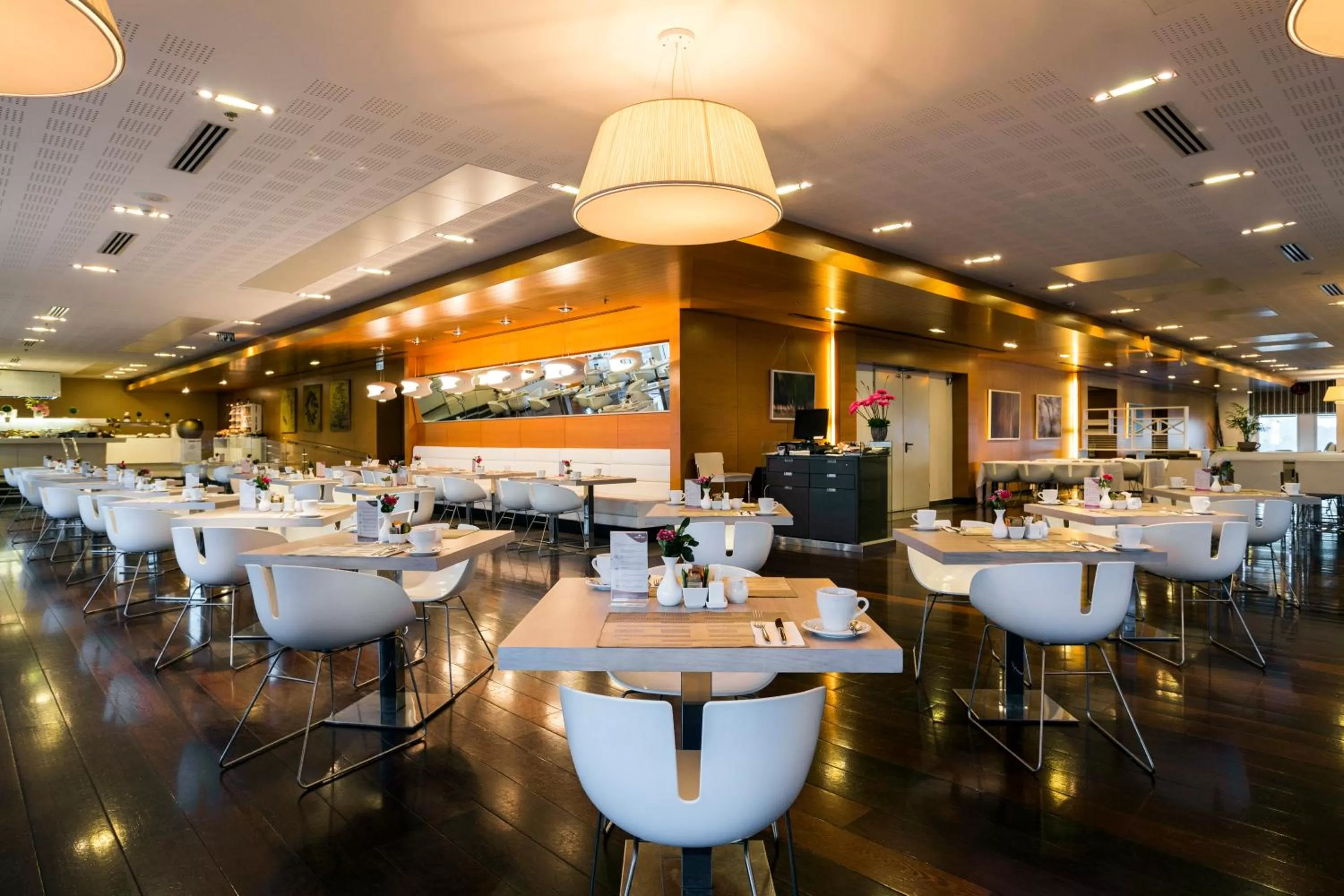 Restaurant/places to eat in Crowne Plaza Tel Aviv City Center by IHG