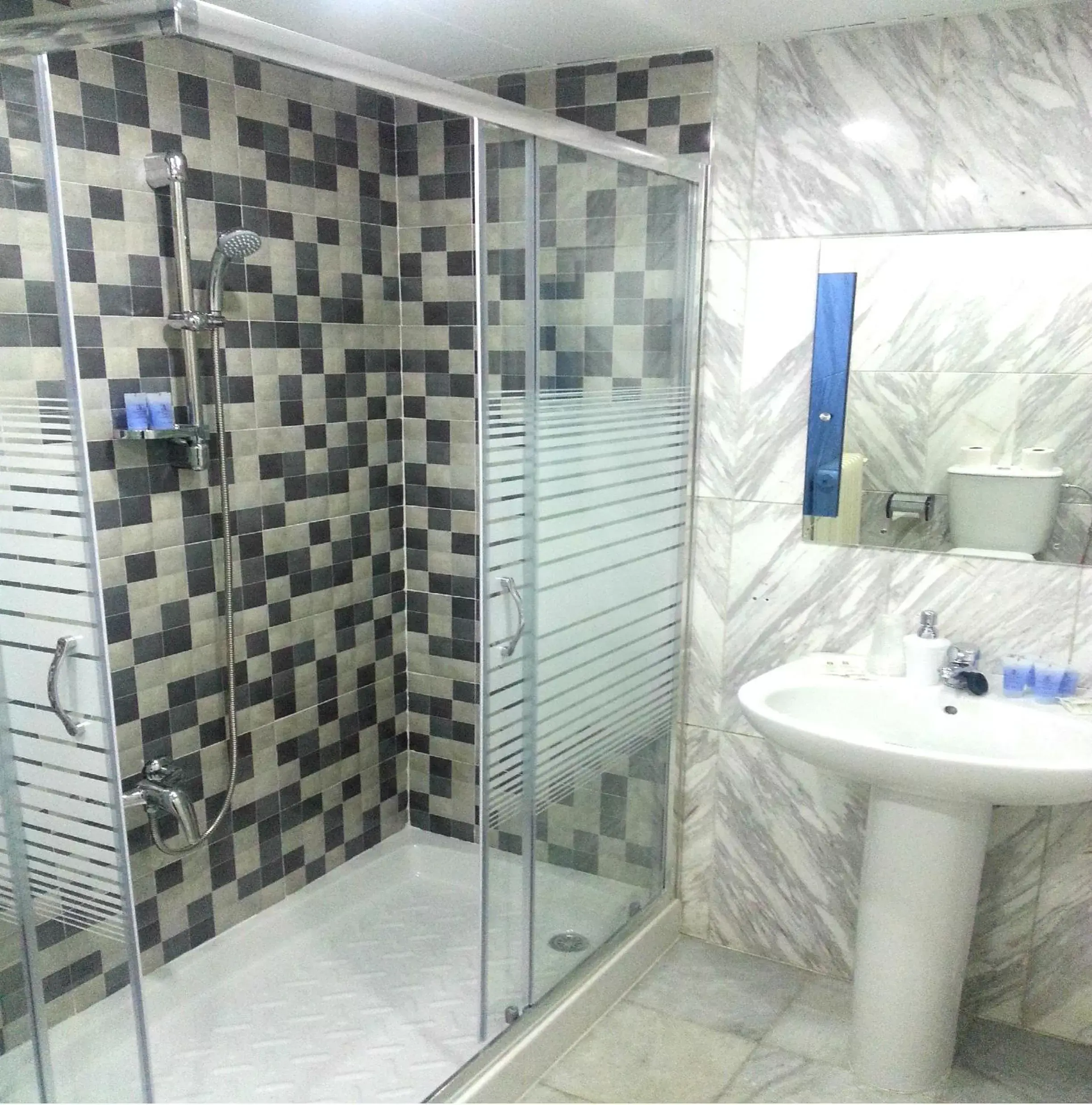 Shower, Bathroom in Hotel Carlos V