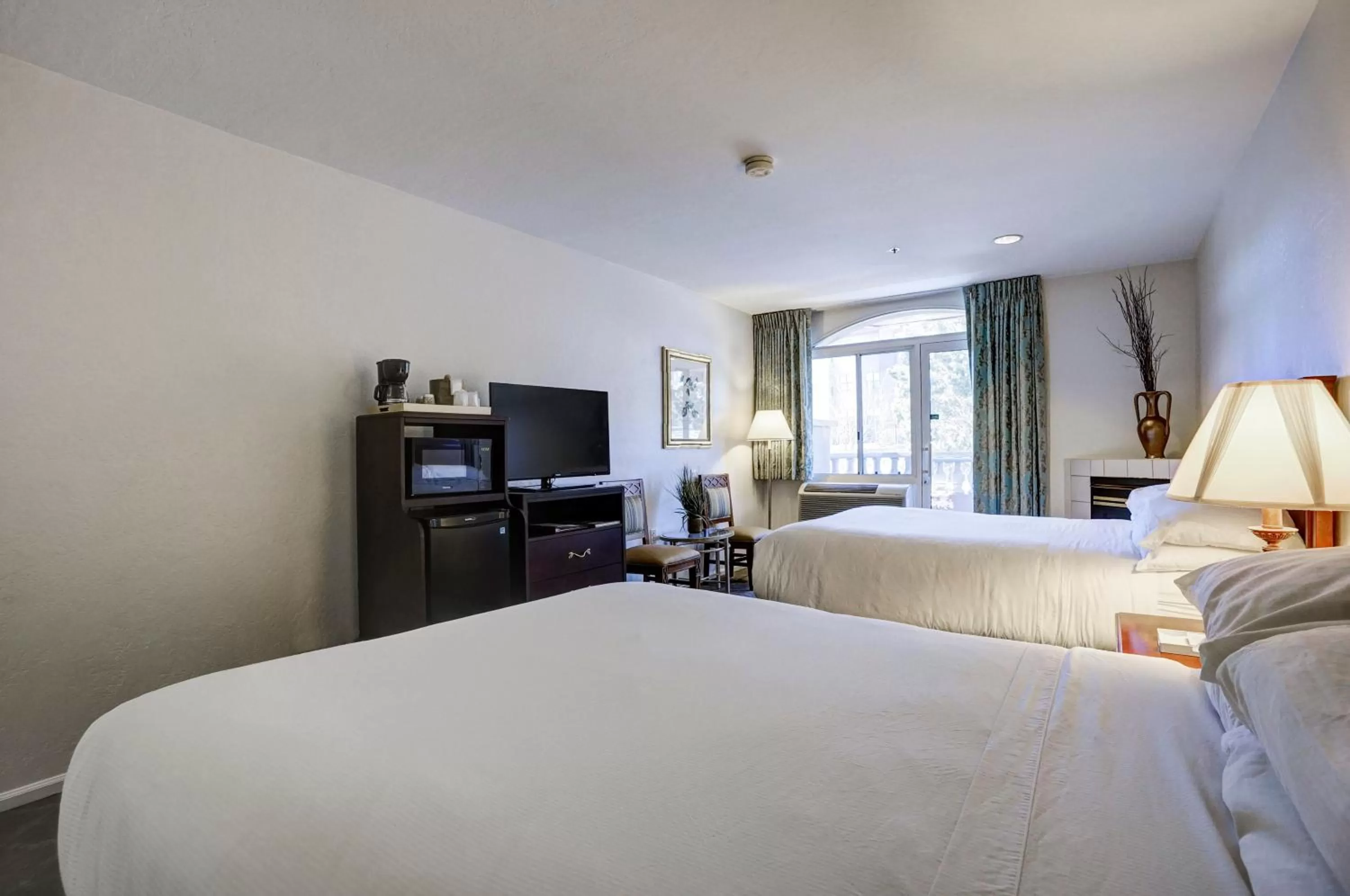 Bedroom, Bed in Forest Villas Hotel