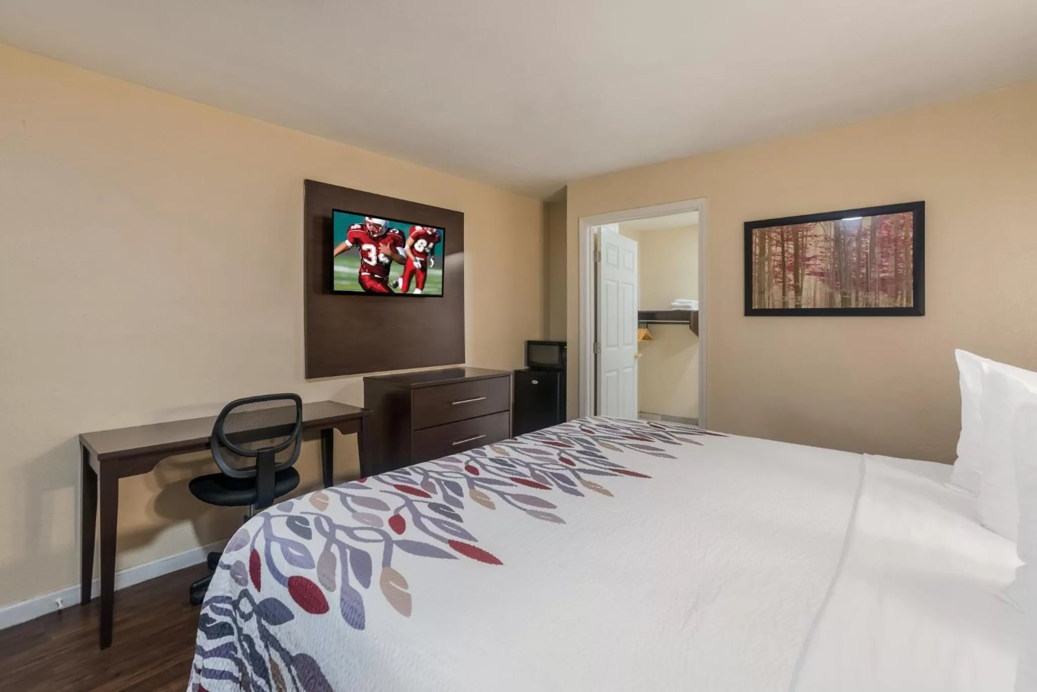 Photo of the whole room, Bed in Red Roof Inn Stockton