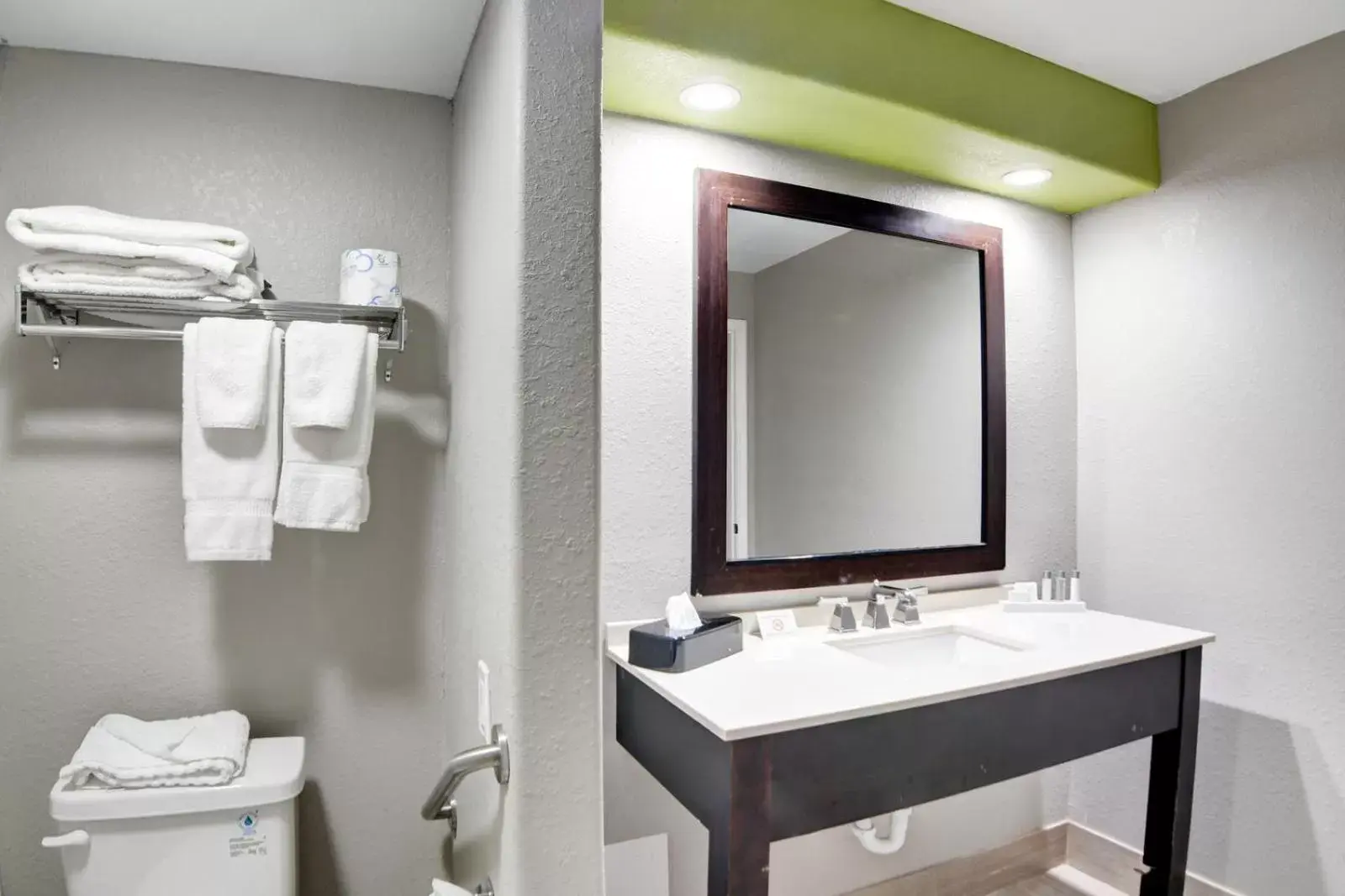 Bathroom in Seabreeze Inn - Fort Walton Bathroom in Seabreeze Inn - Fort Walton