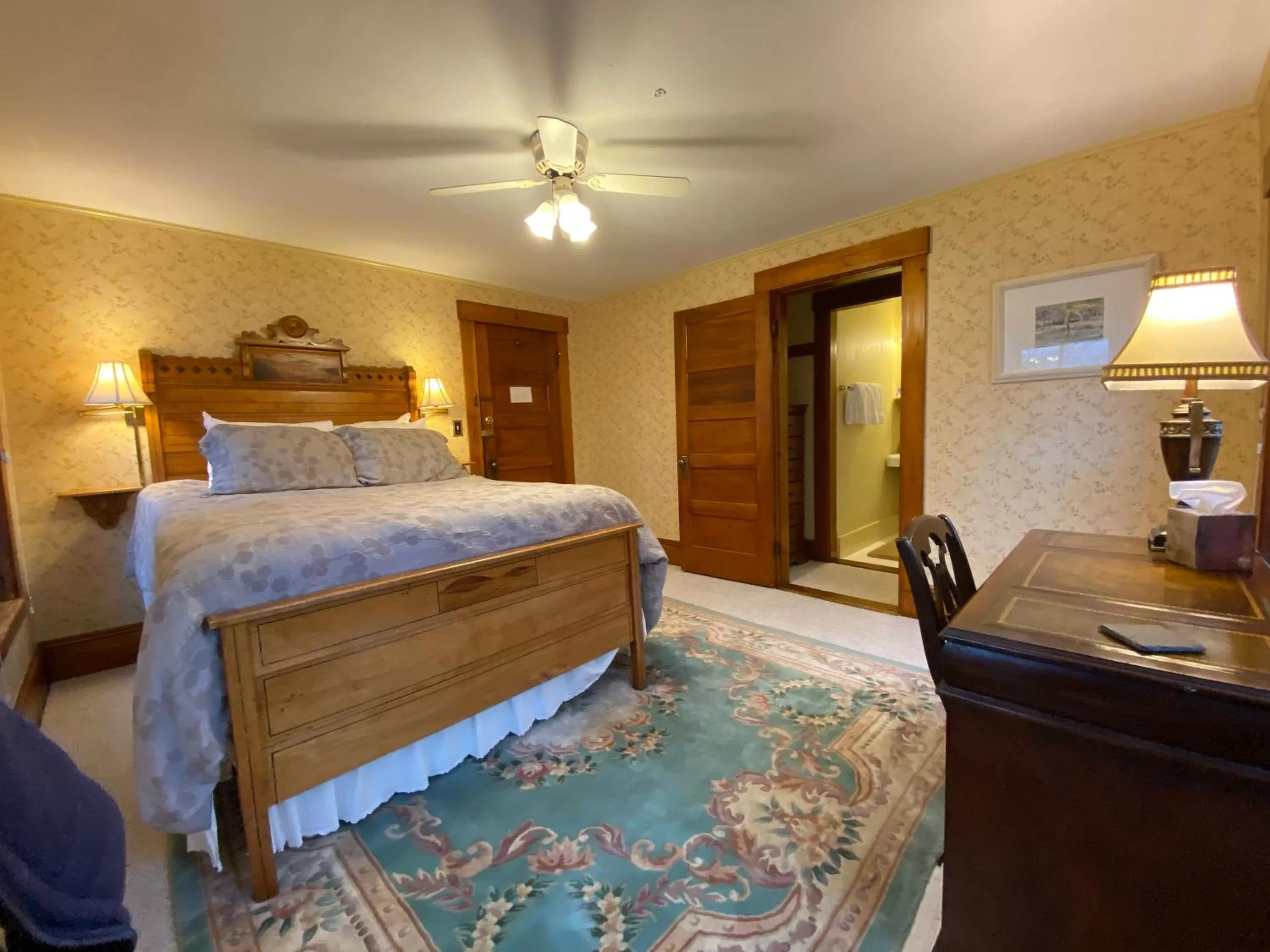 Bedroom, Bed in Follansbee Inn