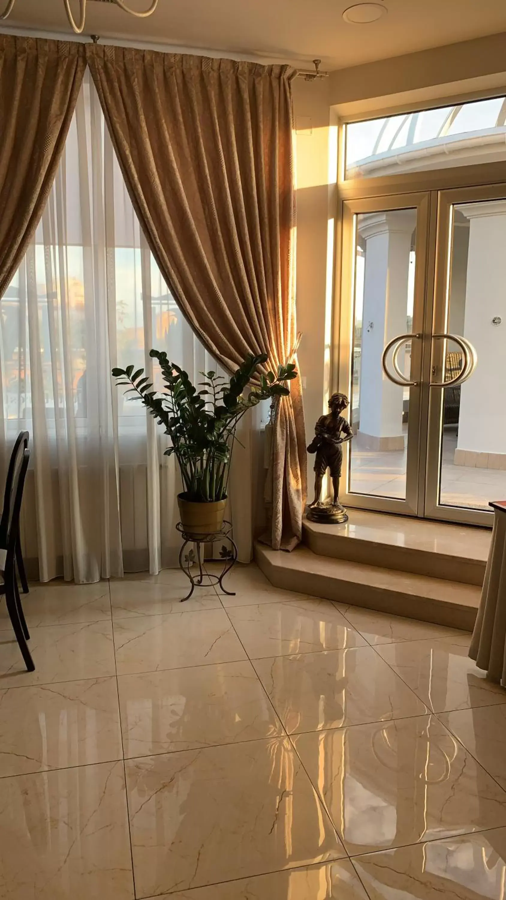 Restaurant/places to eat in Alarus Luxe Hotel Restaurant/places to eat in Alarus Luxe Hotel