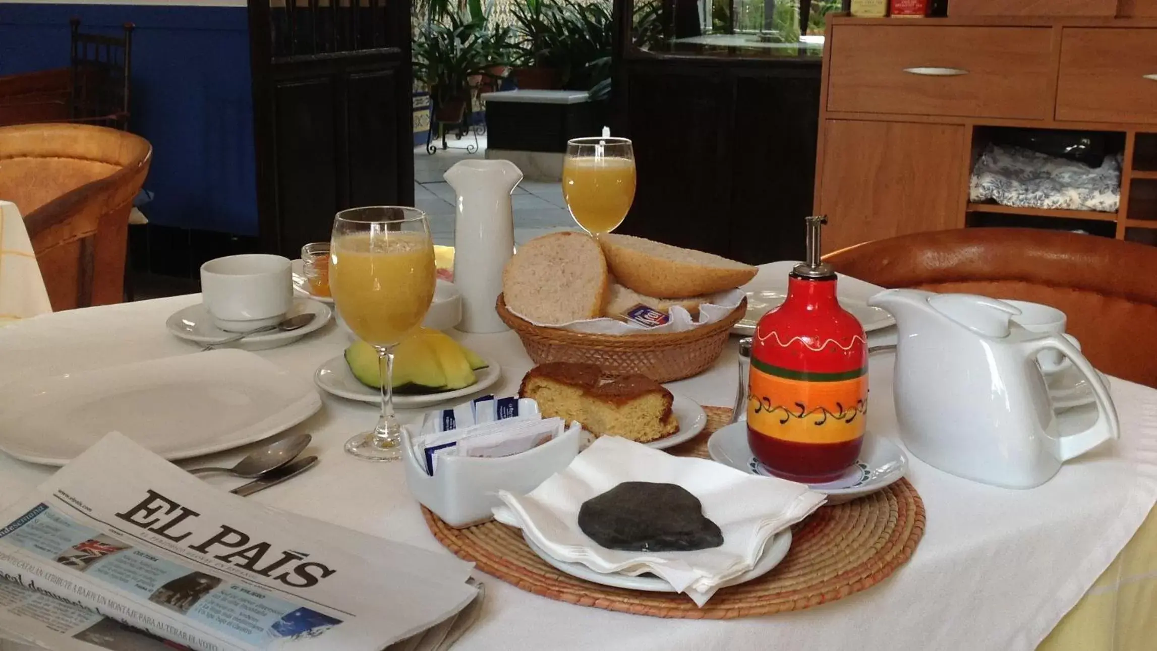 Food and drinks in Hotel Casa de los Azulejos