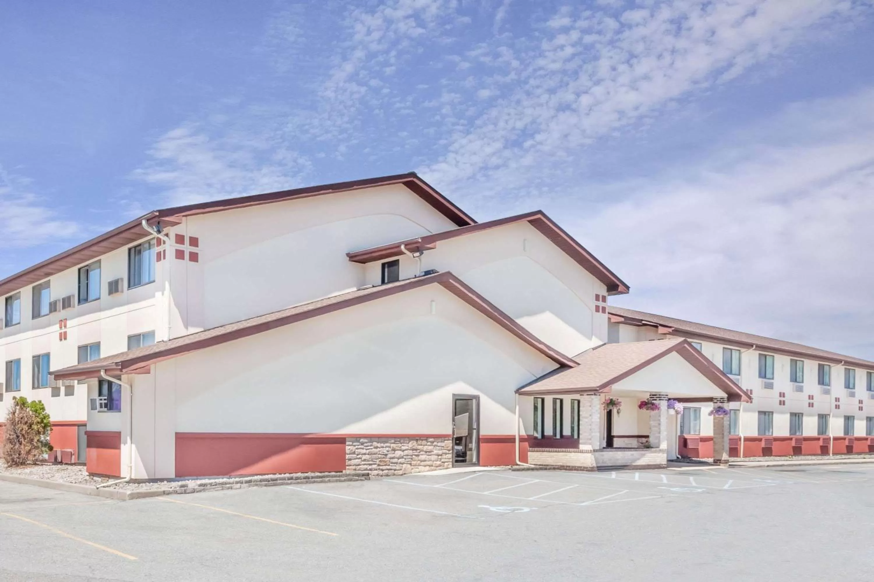 Property building in Super 8 by Wyndham Montgomery Maybrook