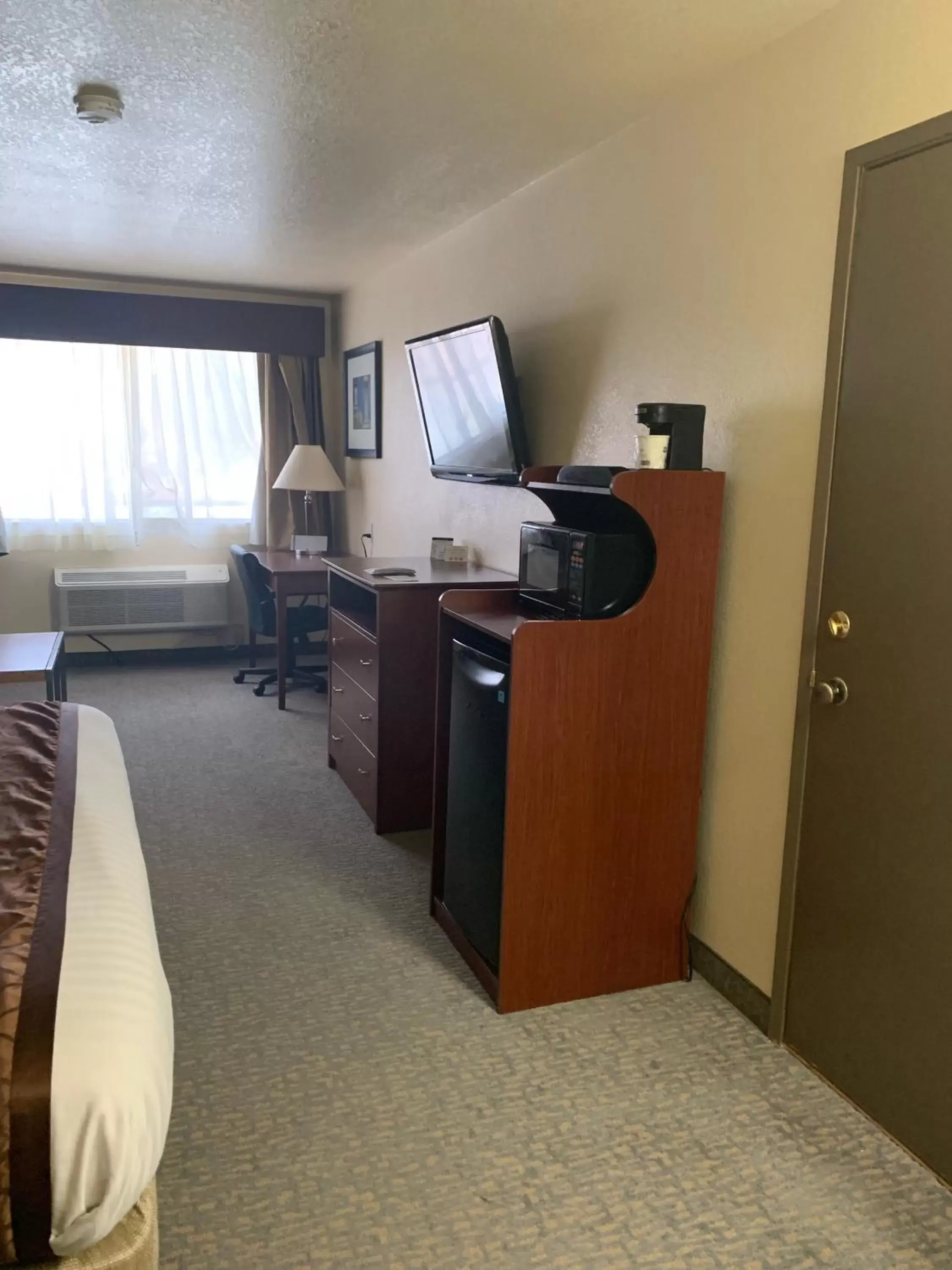 TV and multimedia, Bed in Best Western Desert Oasis TV and multimedia, Bed in Best Western Desert Oasis