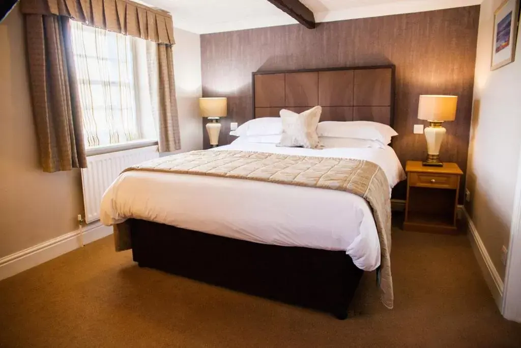 Restaurant/places to eat, Bed in Trout Hotel